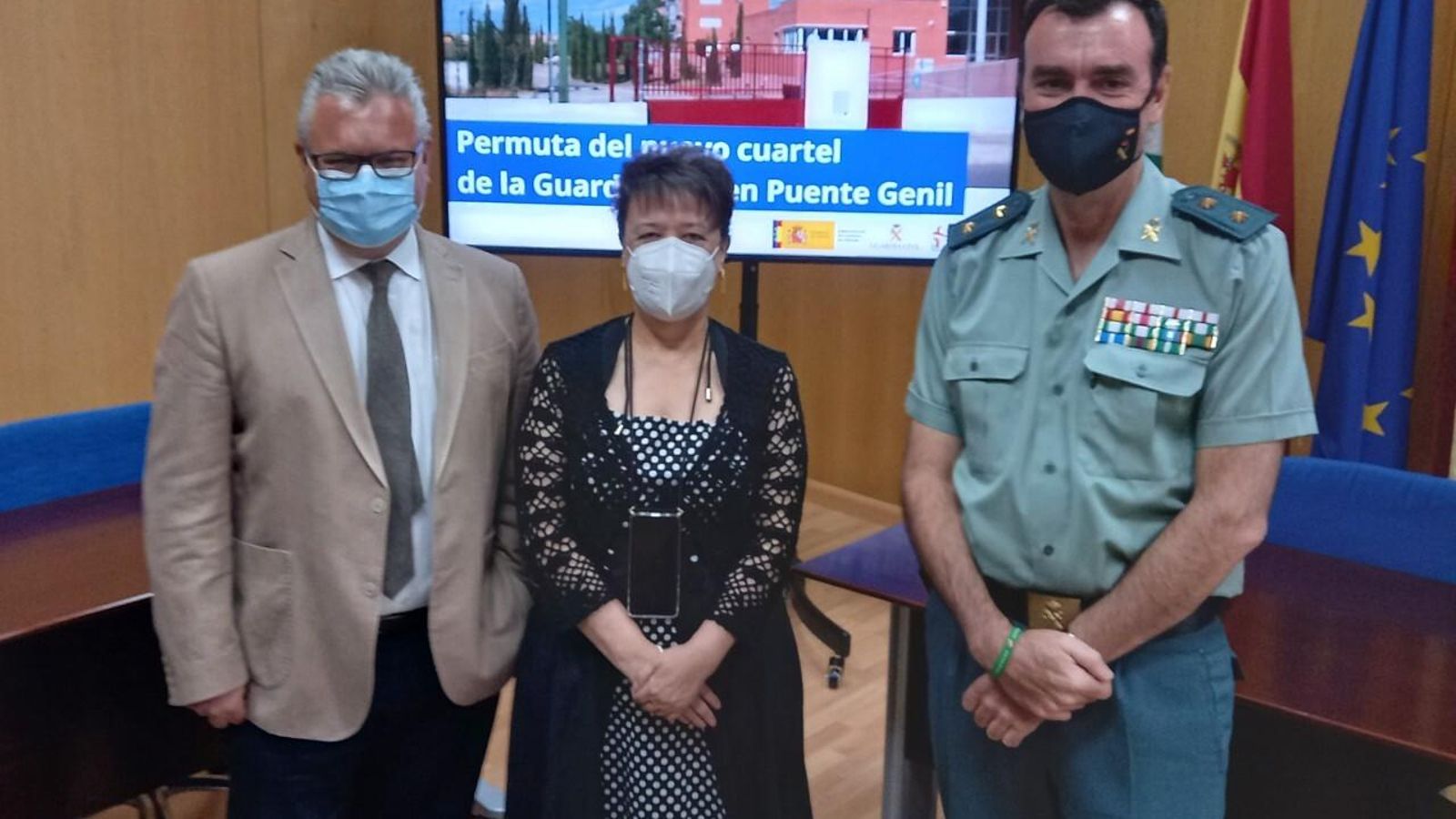 Esteban Morales, Rafaela Valenzuela y Juan Carretero en el acto de permuta de los dos edficios.