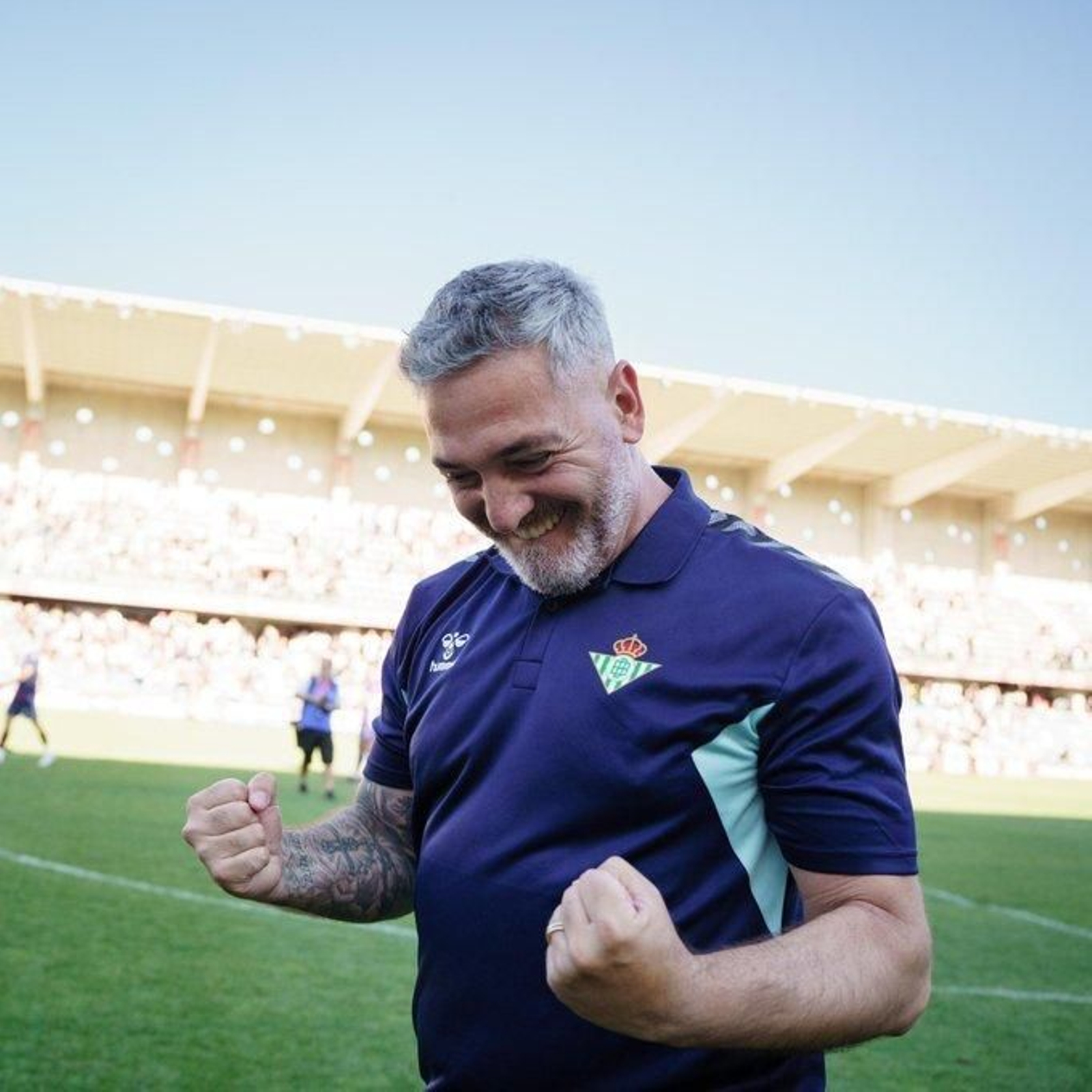Arzu celebra el ascenso en Pasarón.
