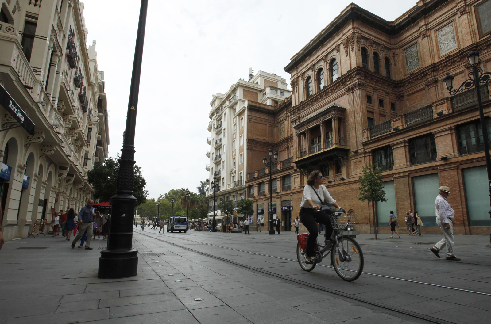 Los diminutos y escasos naranjos de la Avenida y el suelo de granito no son adecuados para el calor.