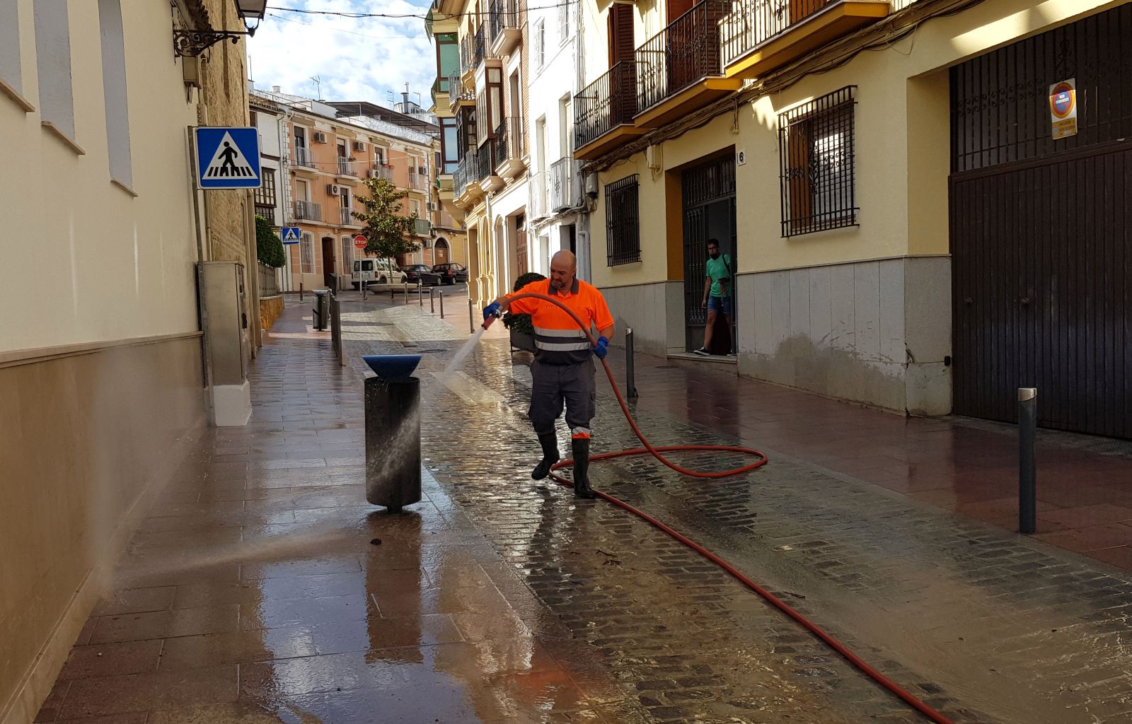 Trabajos de limpieza en una de las calles afectadas.