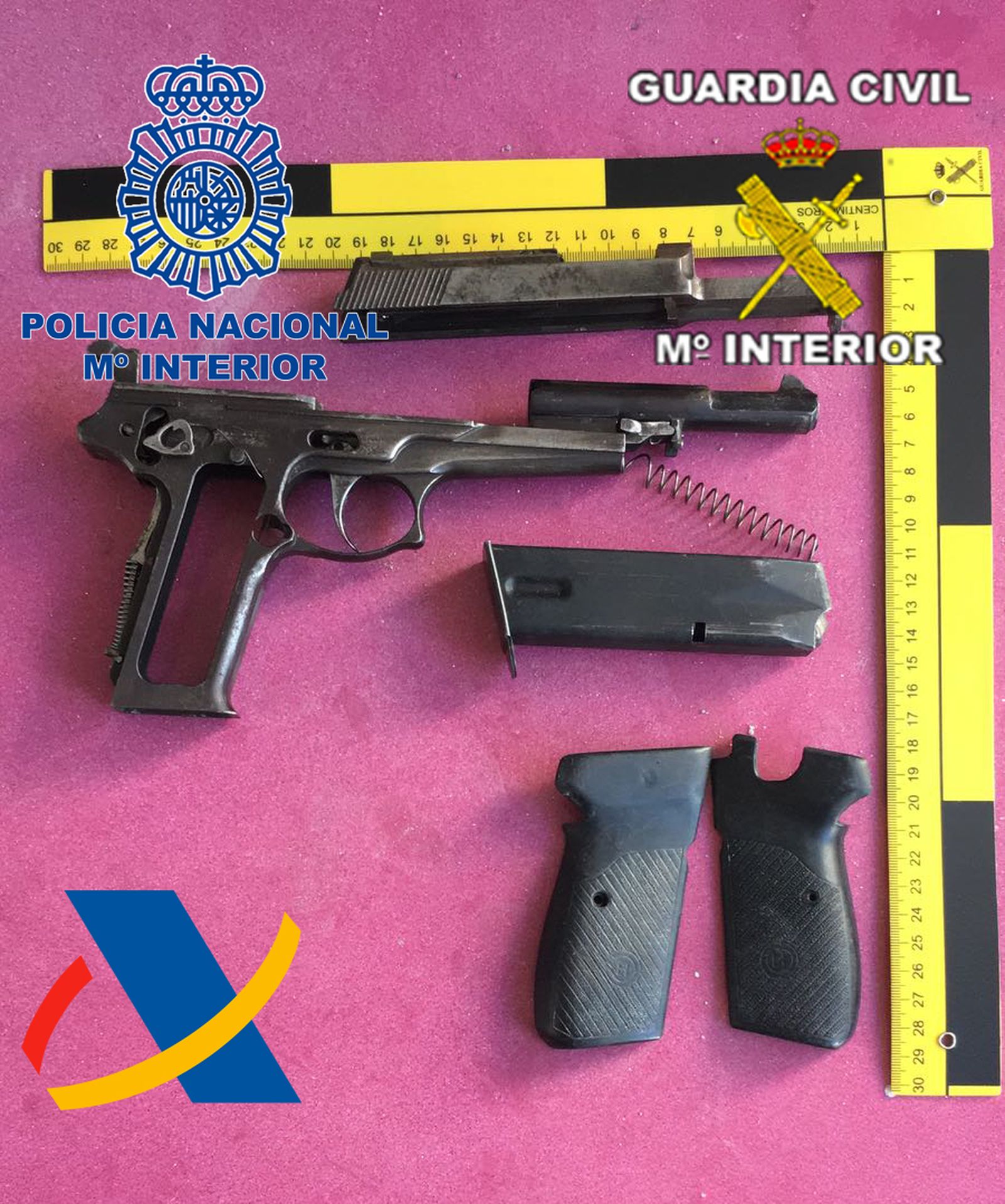 A la izquierda, armas de fuego incautadas a los narcos. A la derecha, los dispositivos electrónicos aprehendidos.