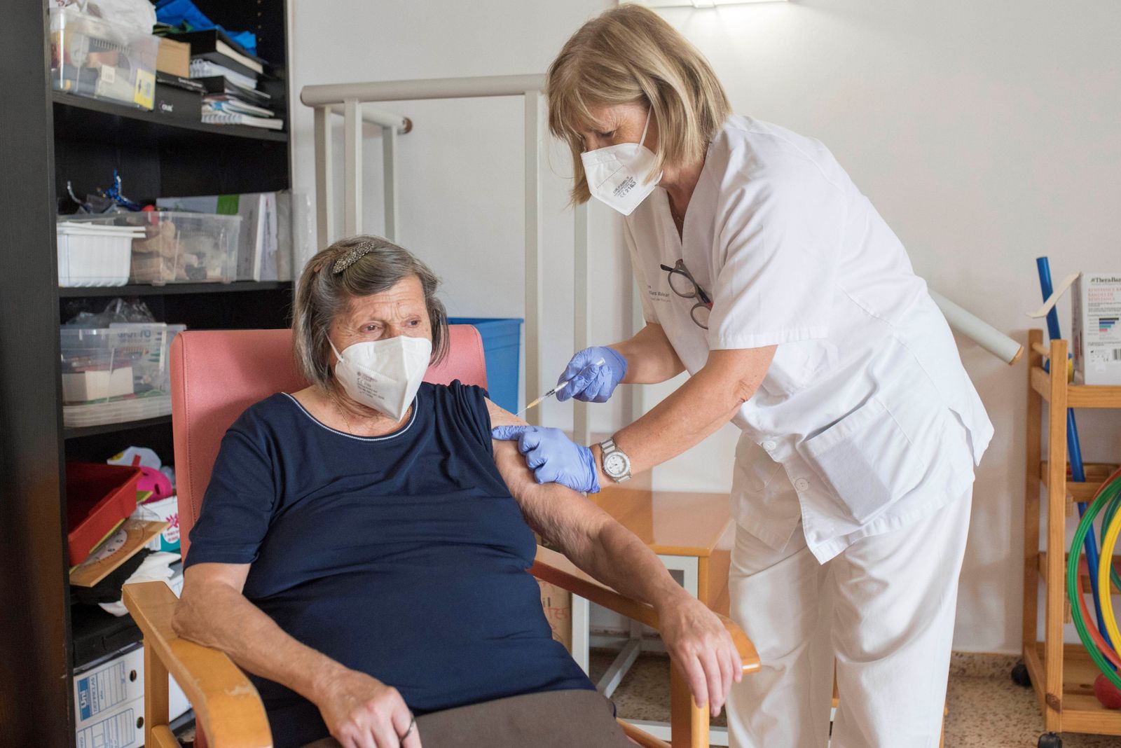 Una mujer que vive en una residencia de mayores se vacuna