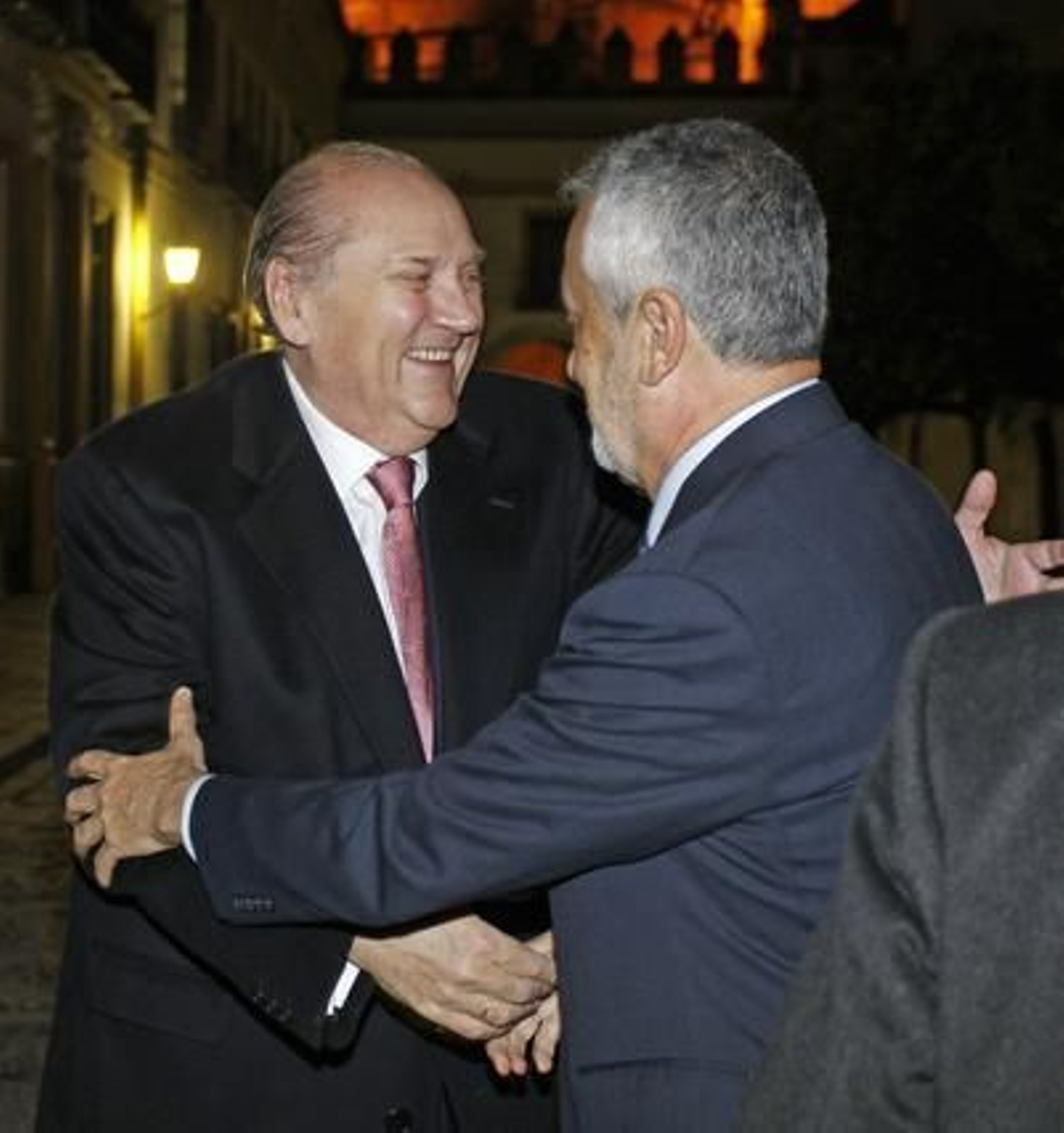 José Moya saluda al presidente Griñán a su llegada al Real Alcázar. 

Foto: Antonio Pizarro / Juan Carlos Vázquez / Victoria Hidalgo / Manuel Gómez