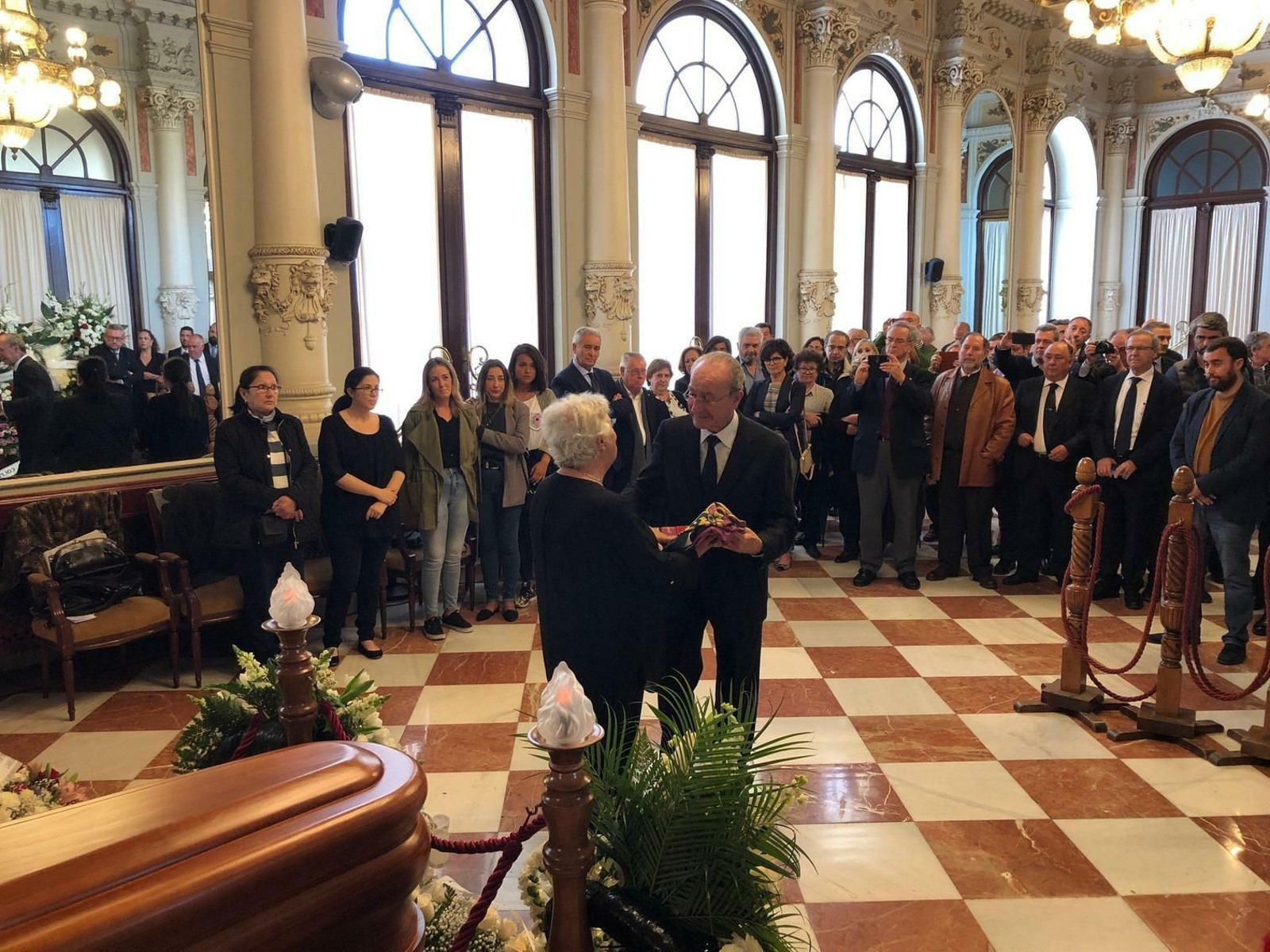 Francisco de la Torre le entrega a la hija del fallecido Manuel Alcántara la bandera de Málaga