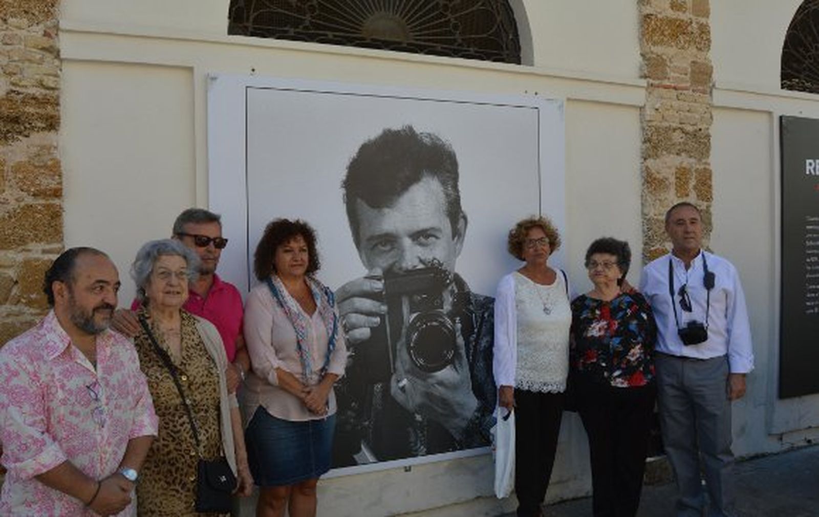 Joaquín Hernández Kiki, Lola Pérez-Spinola, Jesús Gutiérrez, Eva Tubío, María Luisa Otero-Saavedra, Ana María Gutiérrez y Jesús Camacho, posando  delante de una foto del retrato de Antonio Gutiérrez, durante la inauguración.

Foto: Ignacio Casas de Ciria
