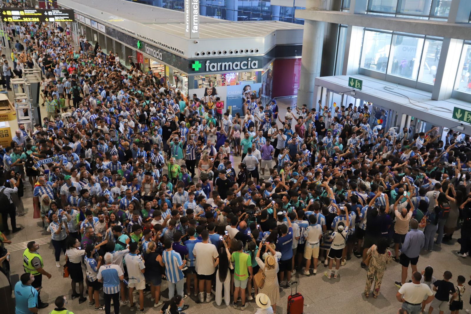 El espectacular preámbulo en el aeropuerto con la afición