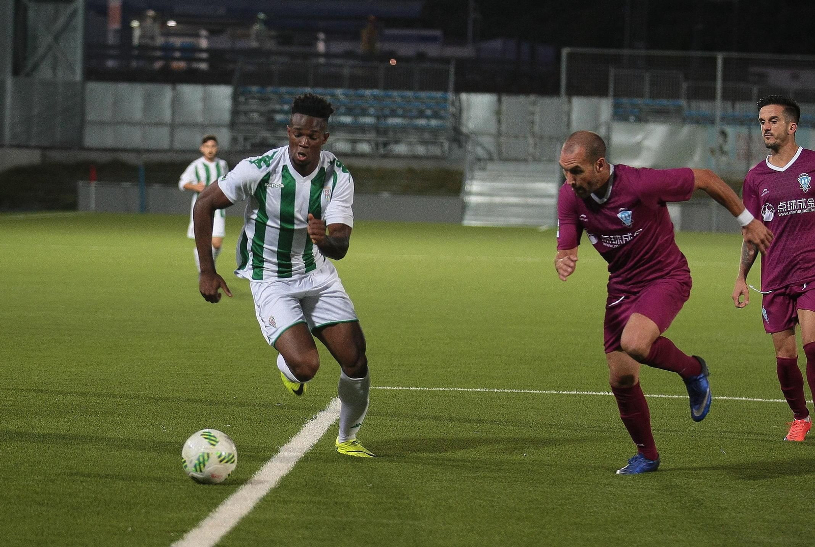 Moha Traoré gana la línea de fondo en un encuentro con el filial cordobesista.