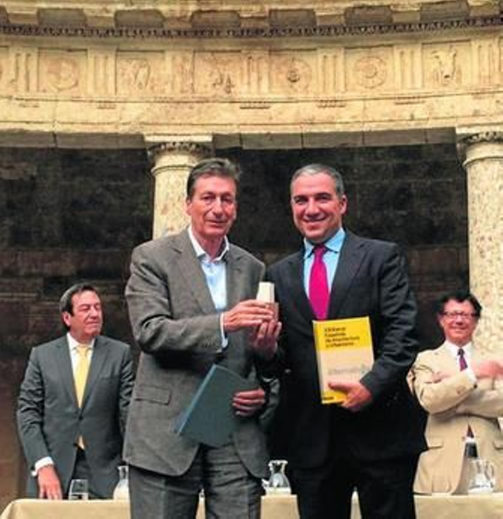 Machuca y Bendodo reciben el galardón, ayer, en el Palacio de Carlos V de la Alhambra.