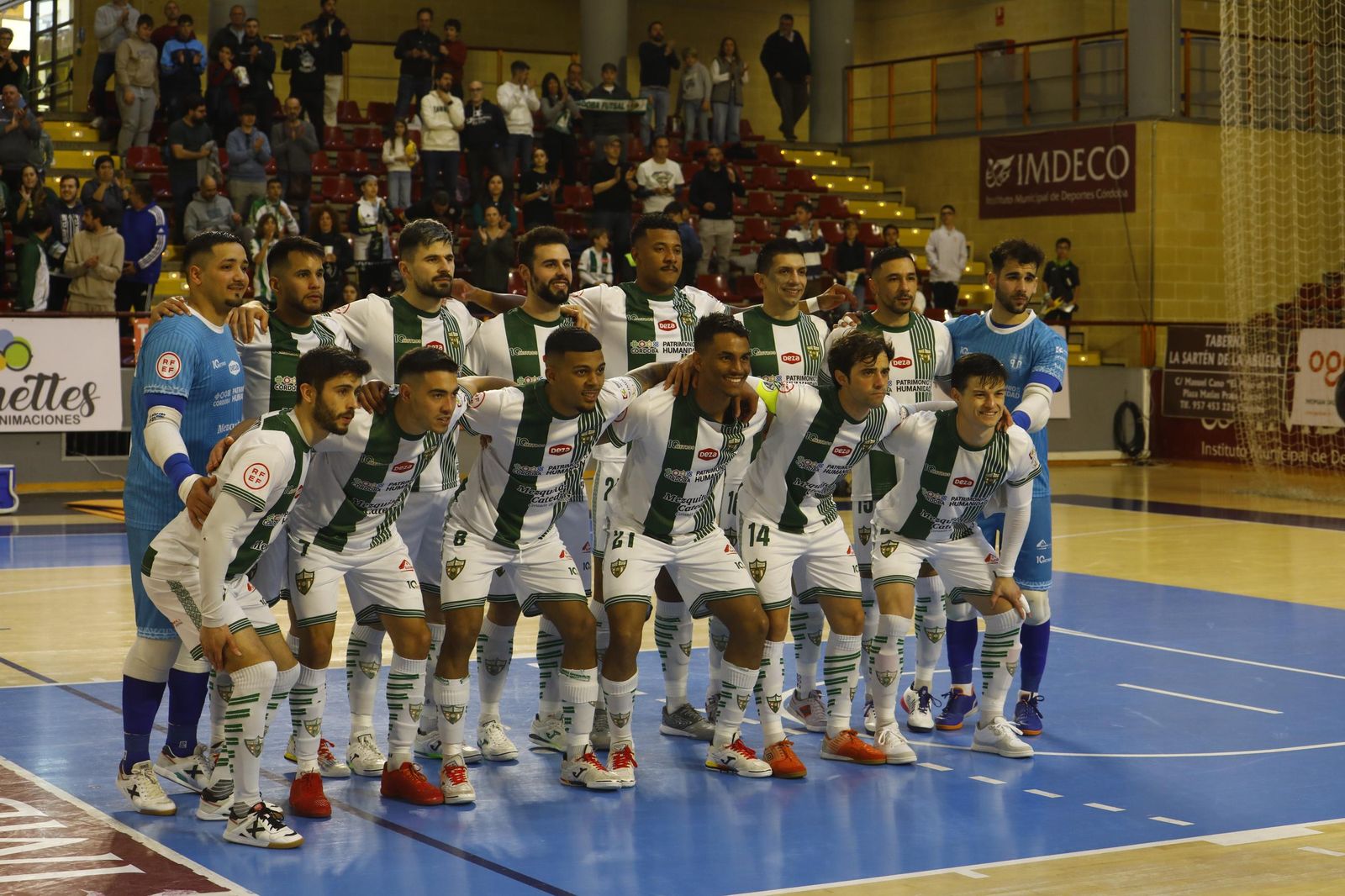 Las mejores fotos del ambiente en Vista Alegre para el Córdoba Futsal - Noia