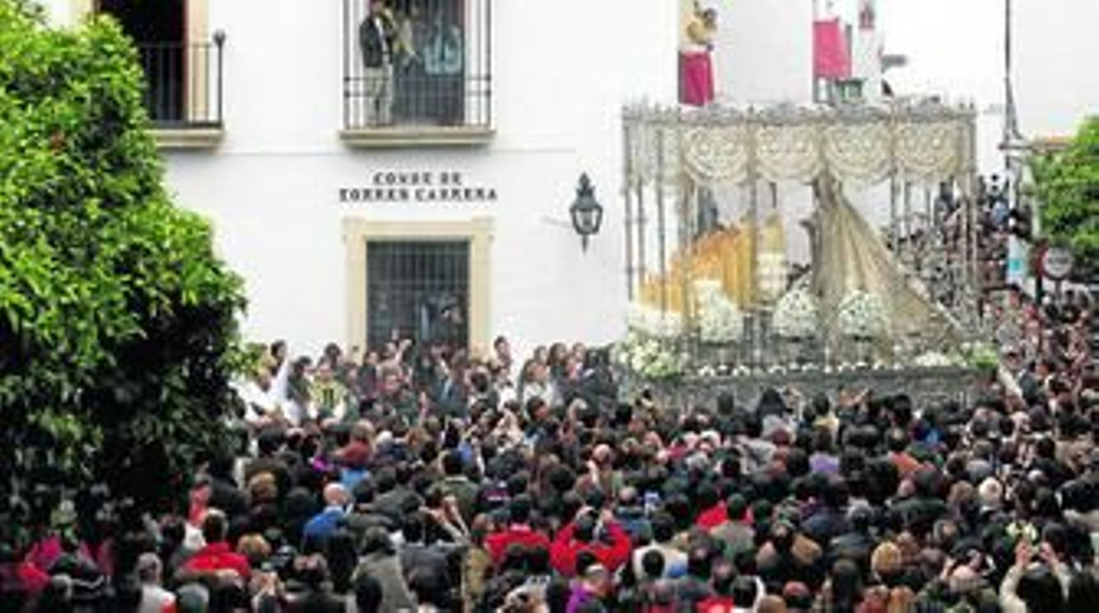 El nuevo palio de La Paz pasa por Conde de Torres Cabrera durante su única estación de penitencia hasta la fecha, en el mes de abril de 2012. El nuevo palio de La Paz pasa por Conde de Torres Cabrera durante su única estación de penitencia hasta la fecha, en el mes de abril de 2012.