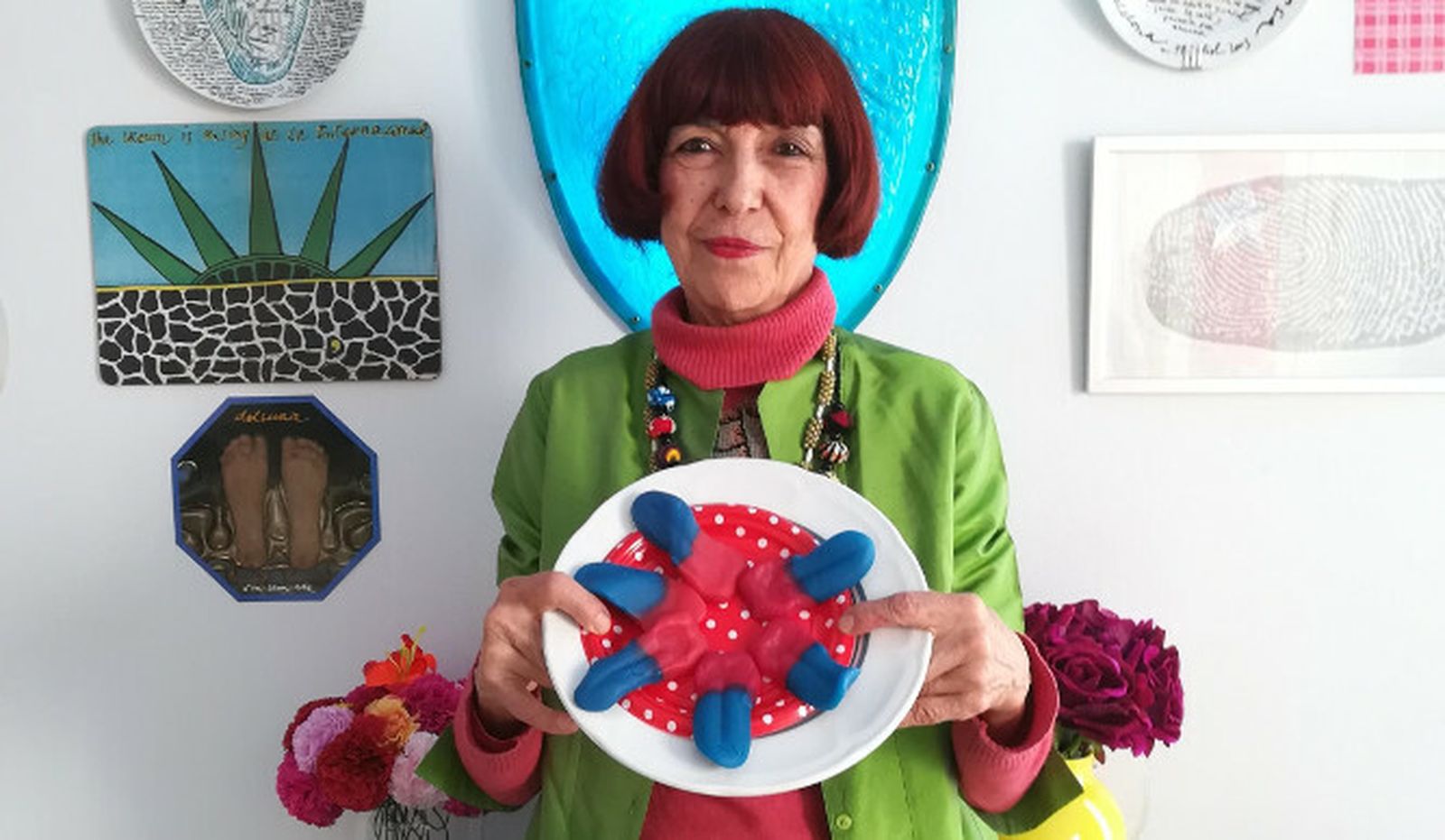 Alicia Ríos junto a la gran lengua de los sentidos en su nueva torre mirador de Cádiz.