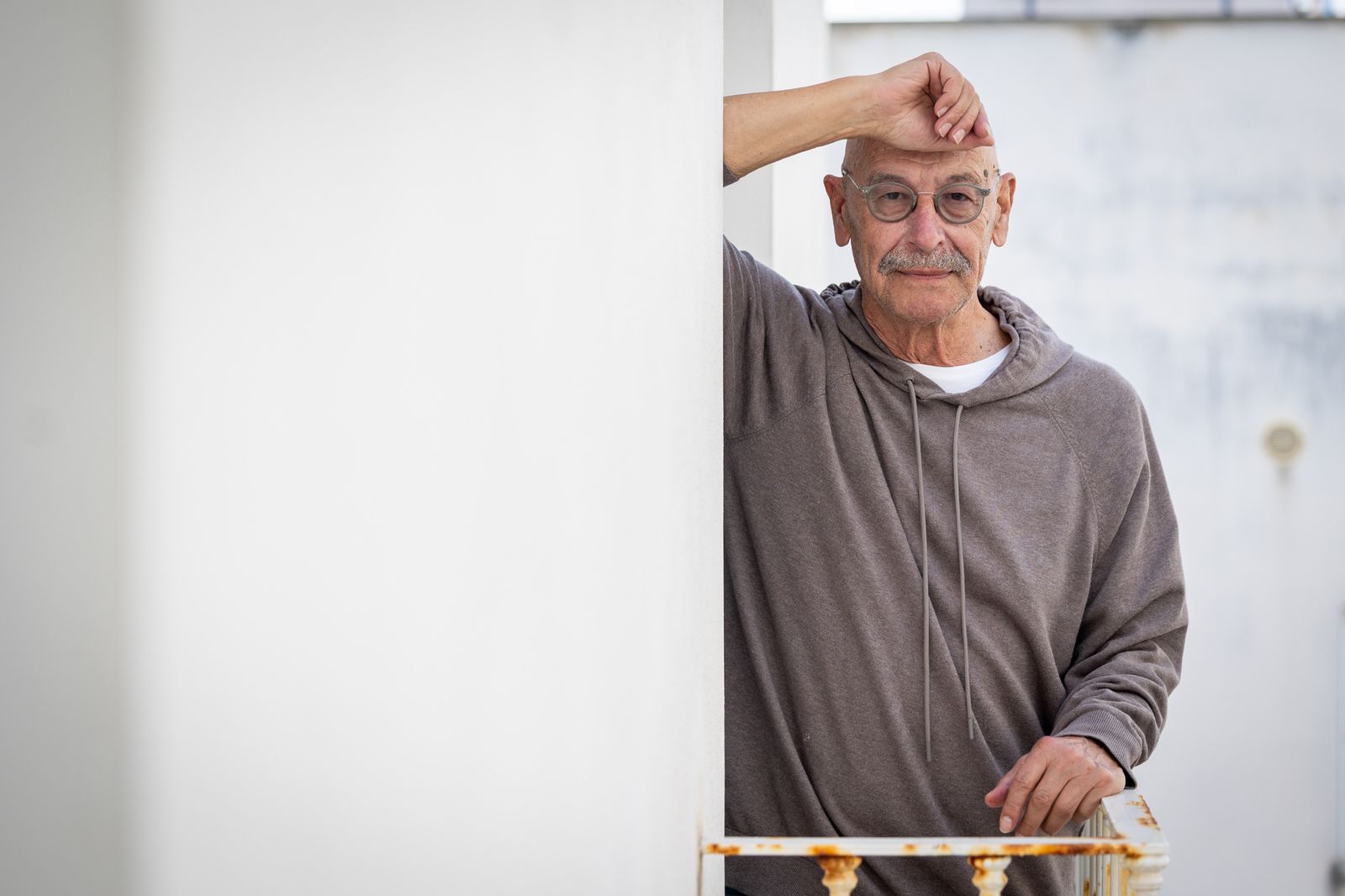 Pablo Juliá, en el balcón de su casa del barrio de Santa María