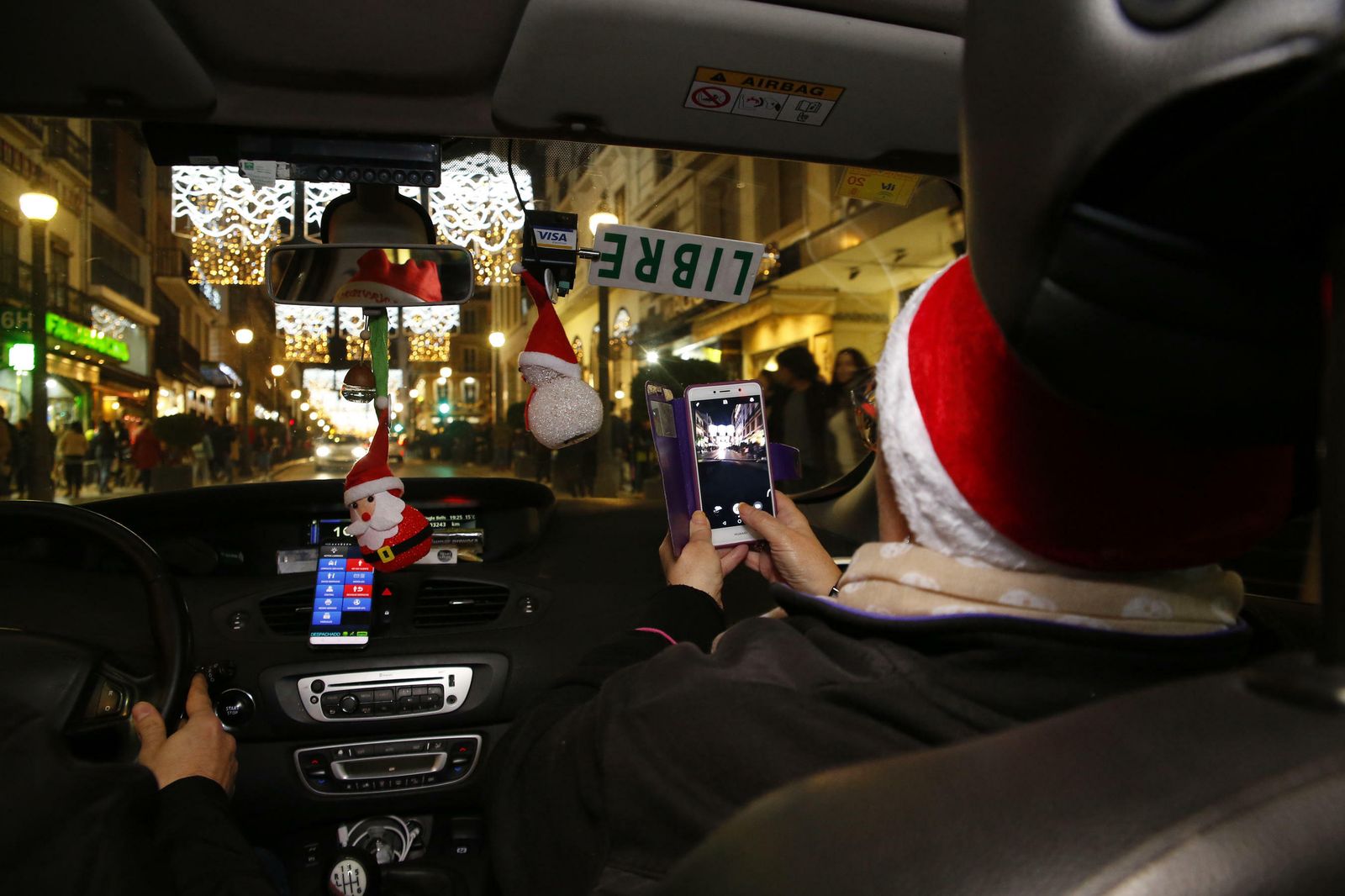 Los taxis que llevan el espíritu de la Navidad a Granada