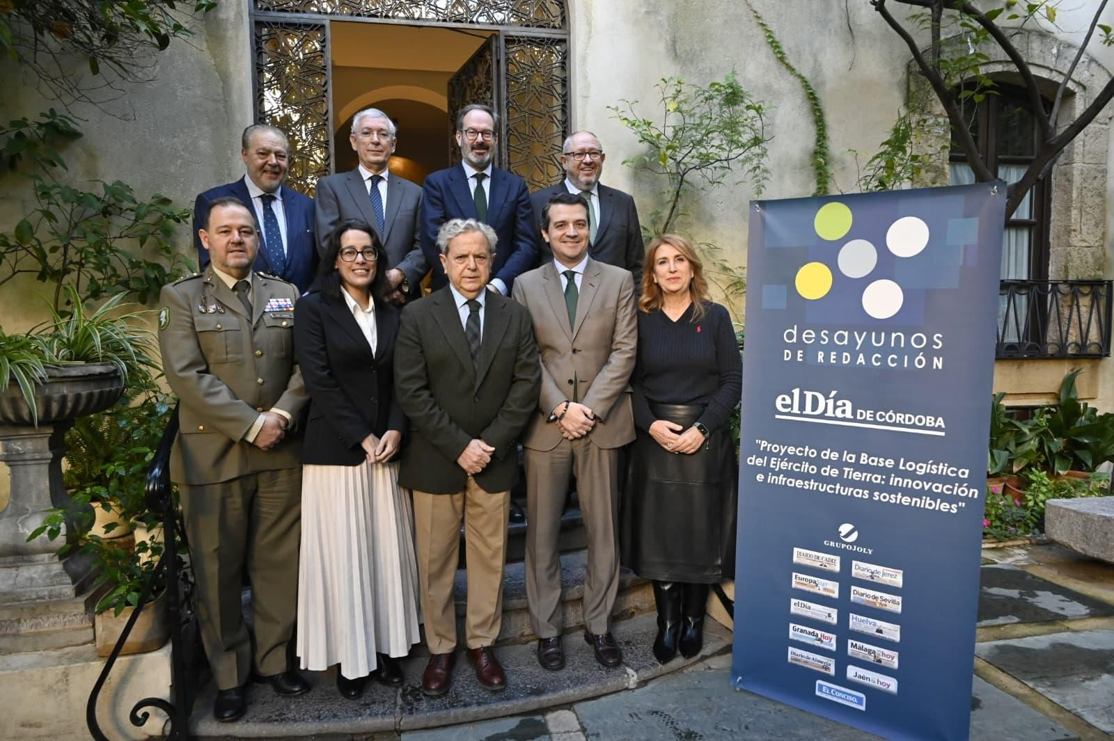 Participantes en el desayuno de redacción 'Proyecto de la Base Logística del Ejército de Tierra: innovación e infraestructuras sostenibles'.