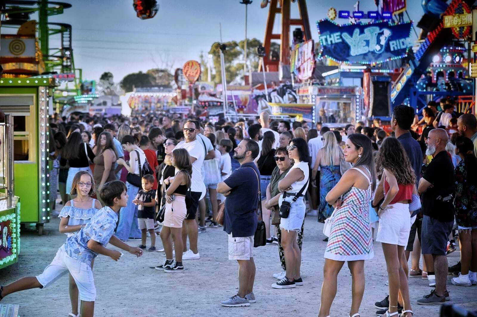 Búscate en las imágenes del Día de la Mujer de la Feria del Carmen de San Fernando