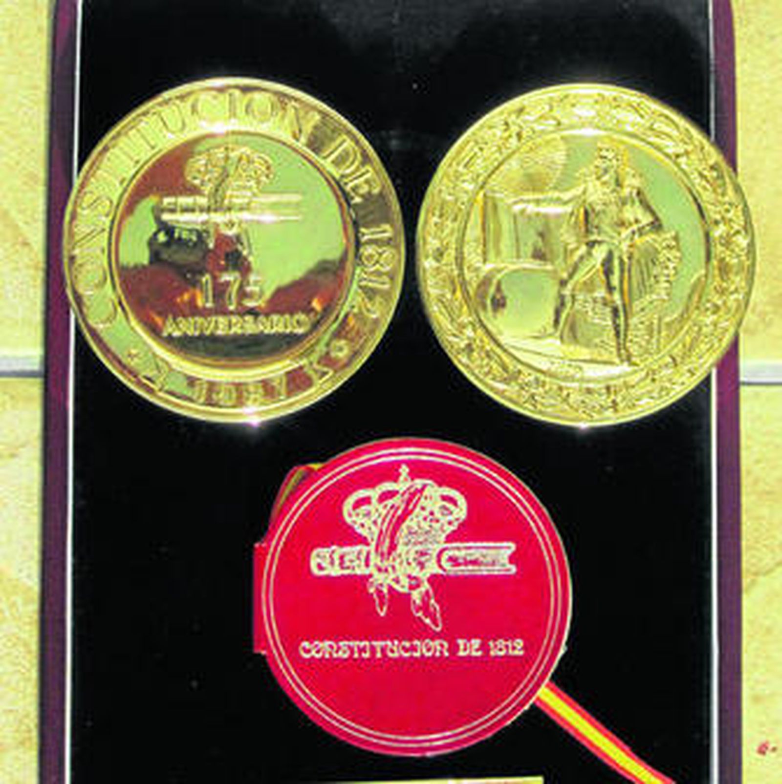 El facsímil de la 'Constitución-polvera' decimonónica realizado en 1987, en estuche de oro.