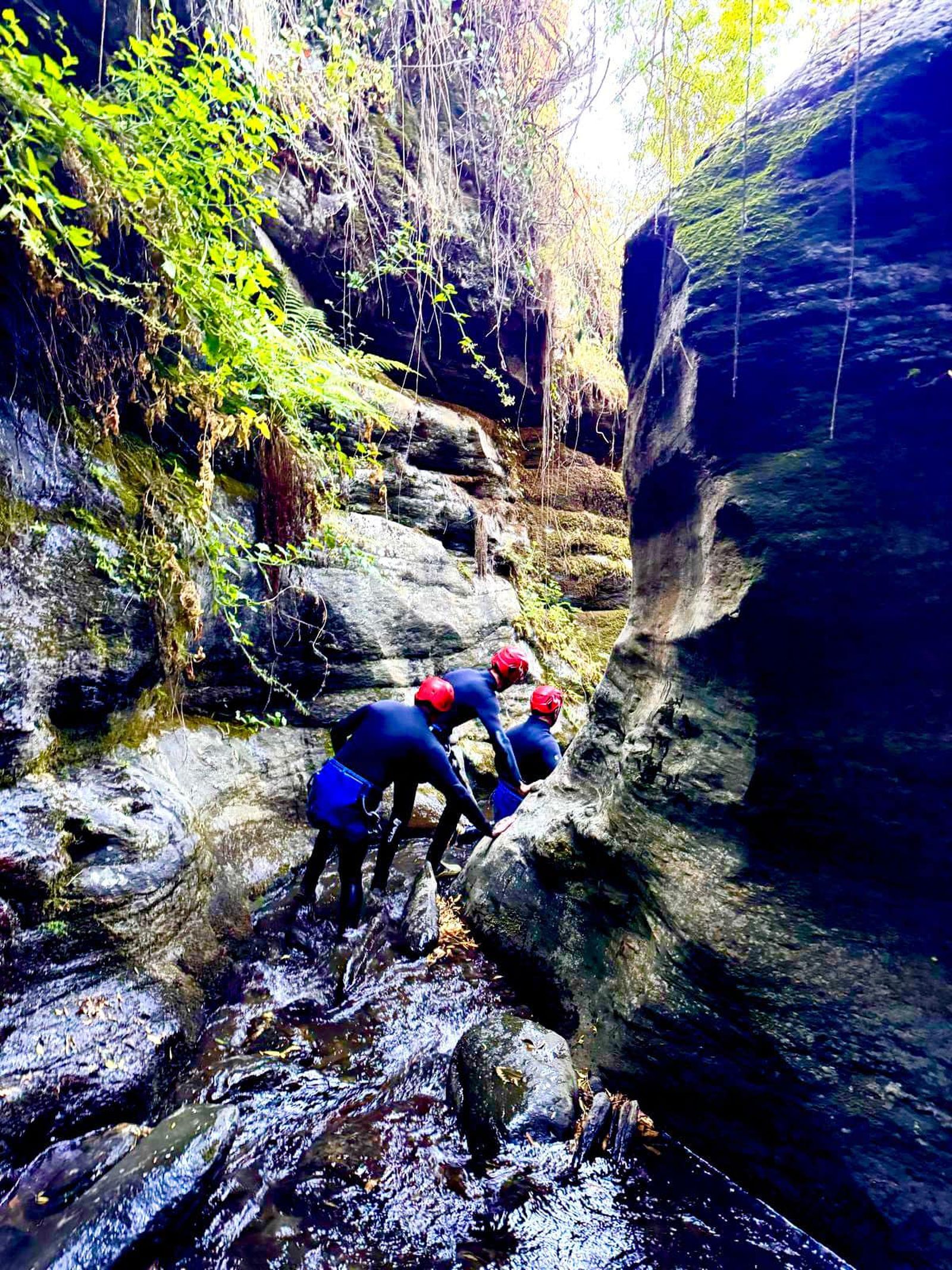 Senderistas en una ruta por Bayárcal.