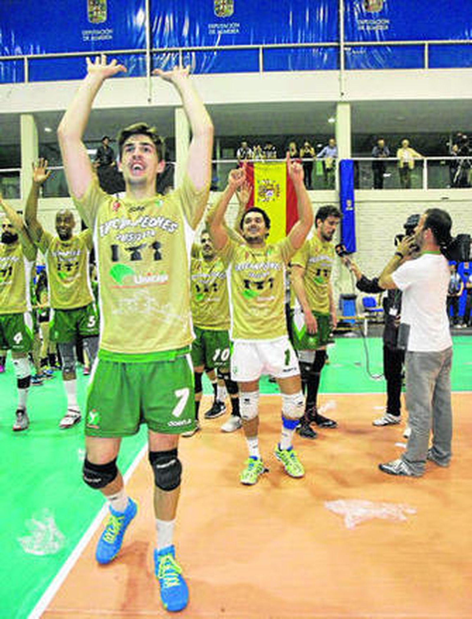 El capitán Almansa arenga a sus compañeros y afición a celebrar el título.