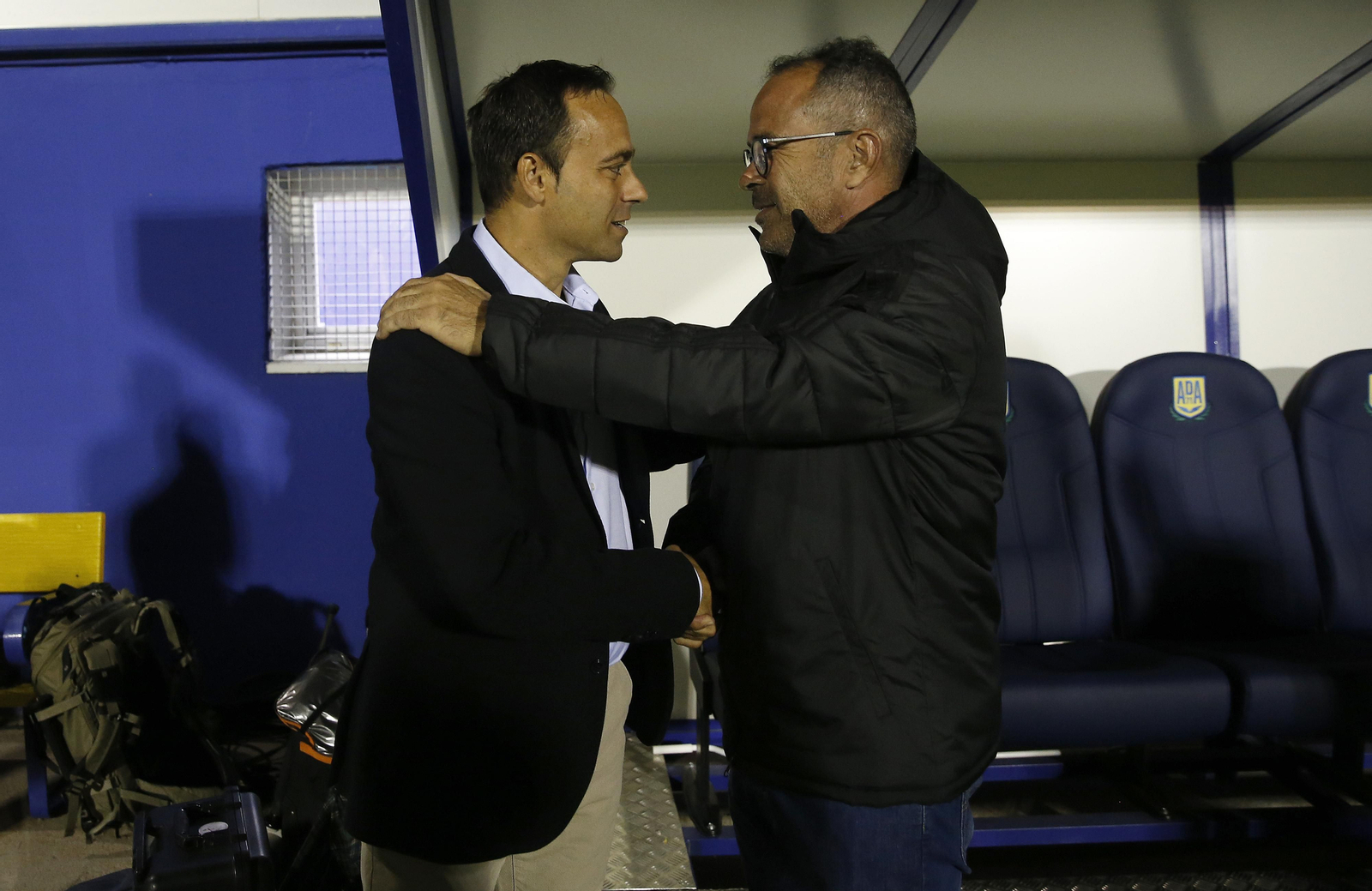 Los técnicos de ambos conjuntos se saludan.