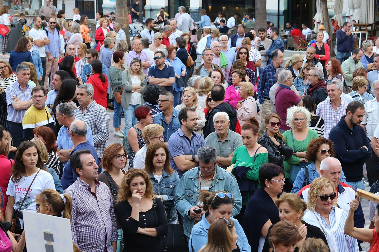 Imágenes de la concentración en defensa de la llegada del AVE a Huelva