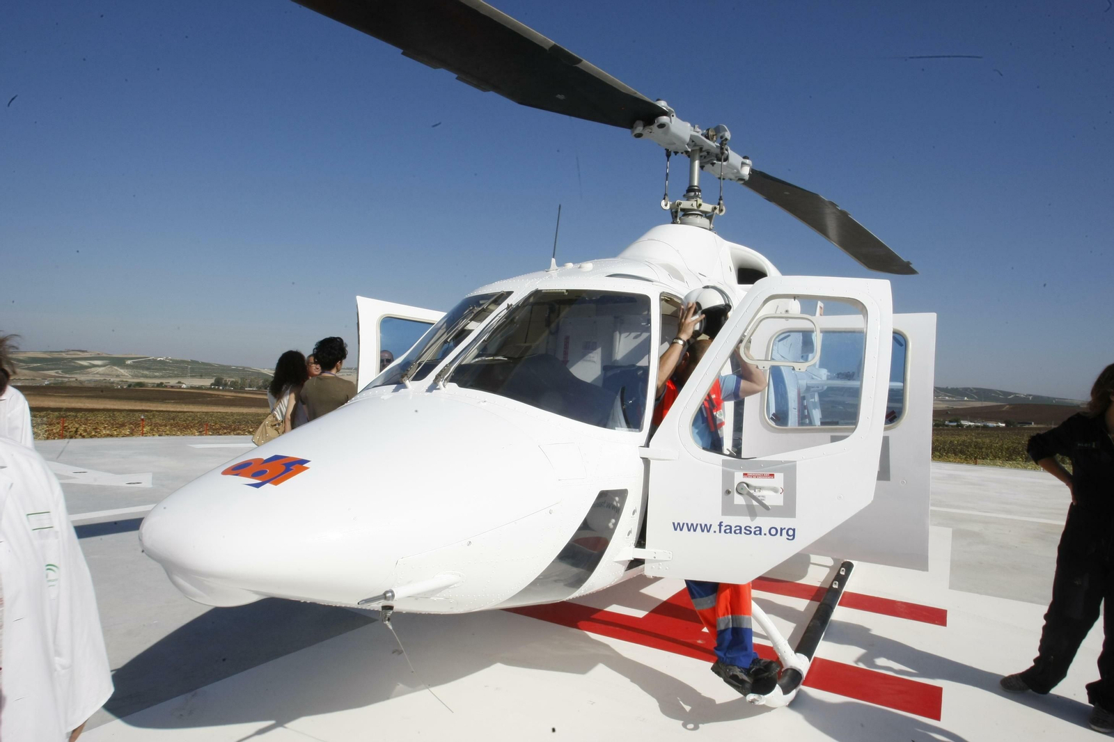 El helicóptero del 061, en su base de Jerez. El helicóptero del 061, en su base de Jerez.