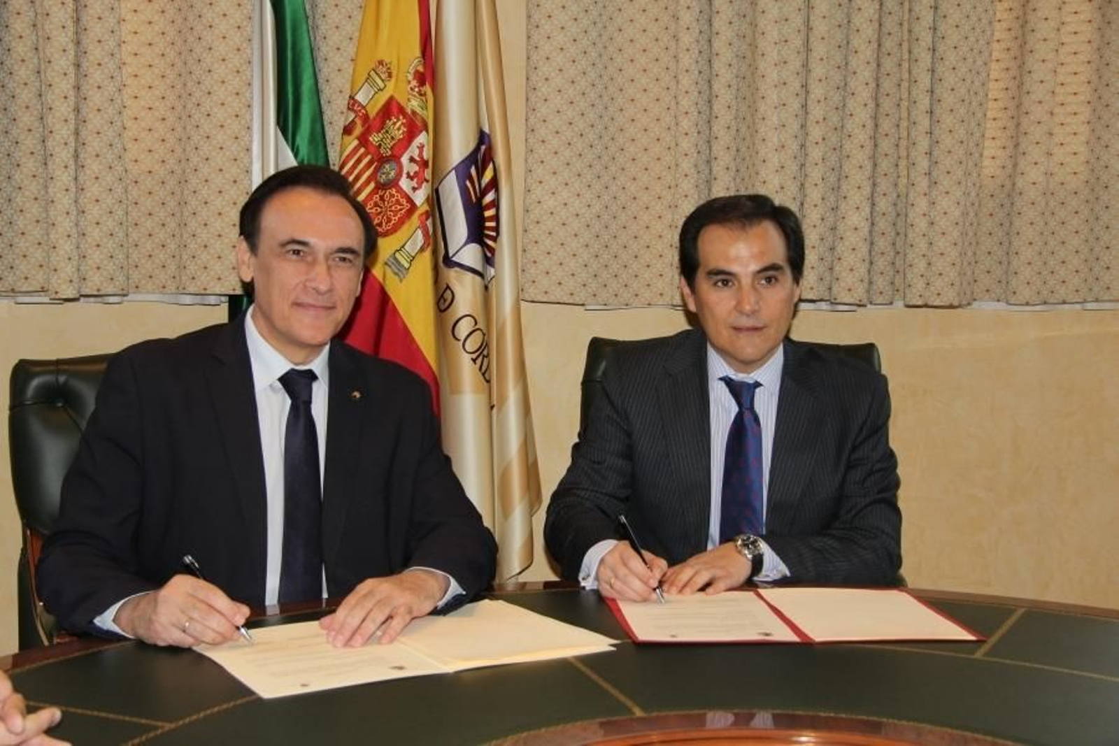 José Carlos Gómez Villamandos y José Antonio Nieto durante la firma del convenio.