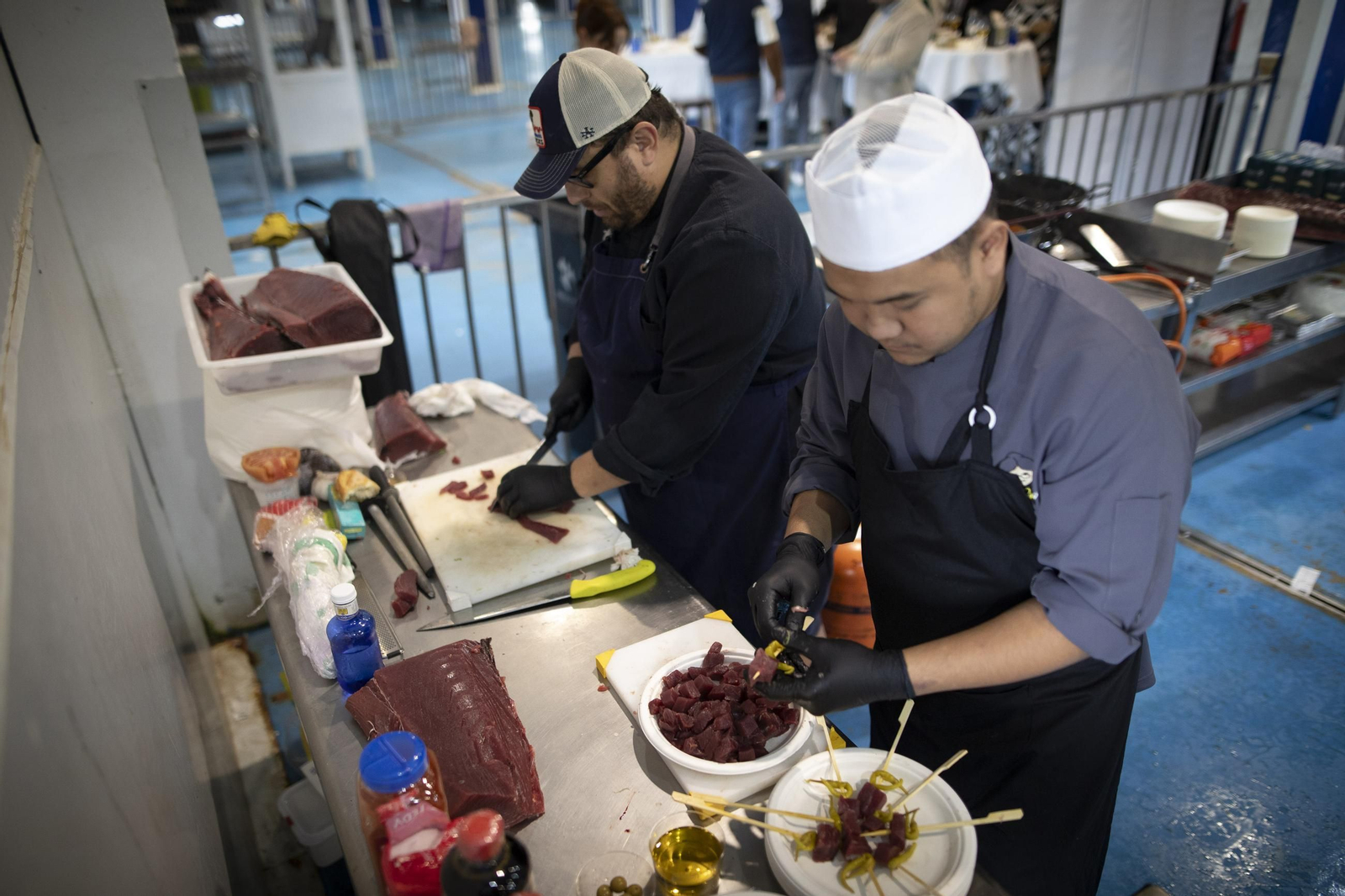 Venir, ver y comprar: las imágenes del ronqueo del atún en Granada