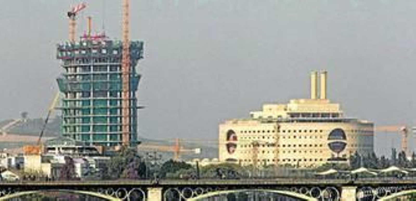 Una imagen de la Torre Cajasol, junto a Torre Triana.