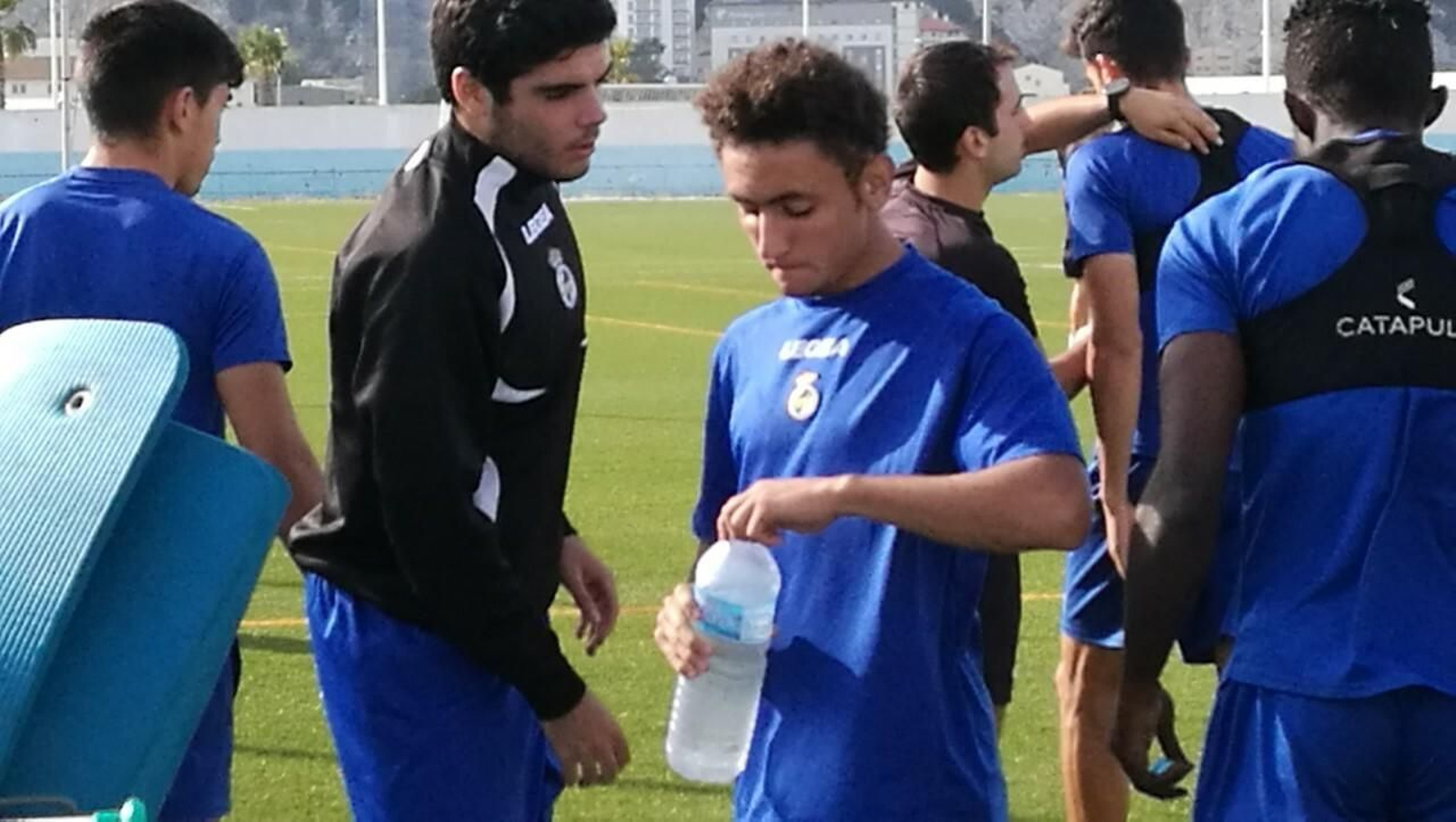 El egipcio Adallah Khater se dispone a beber agua durante el entrenamiento de este jueves