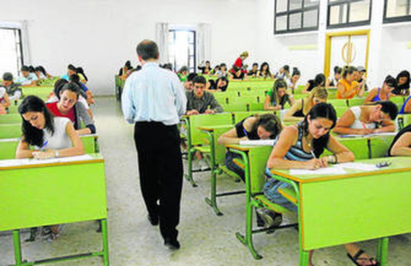 Alumnos realizando un examen.