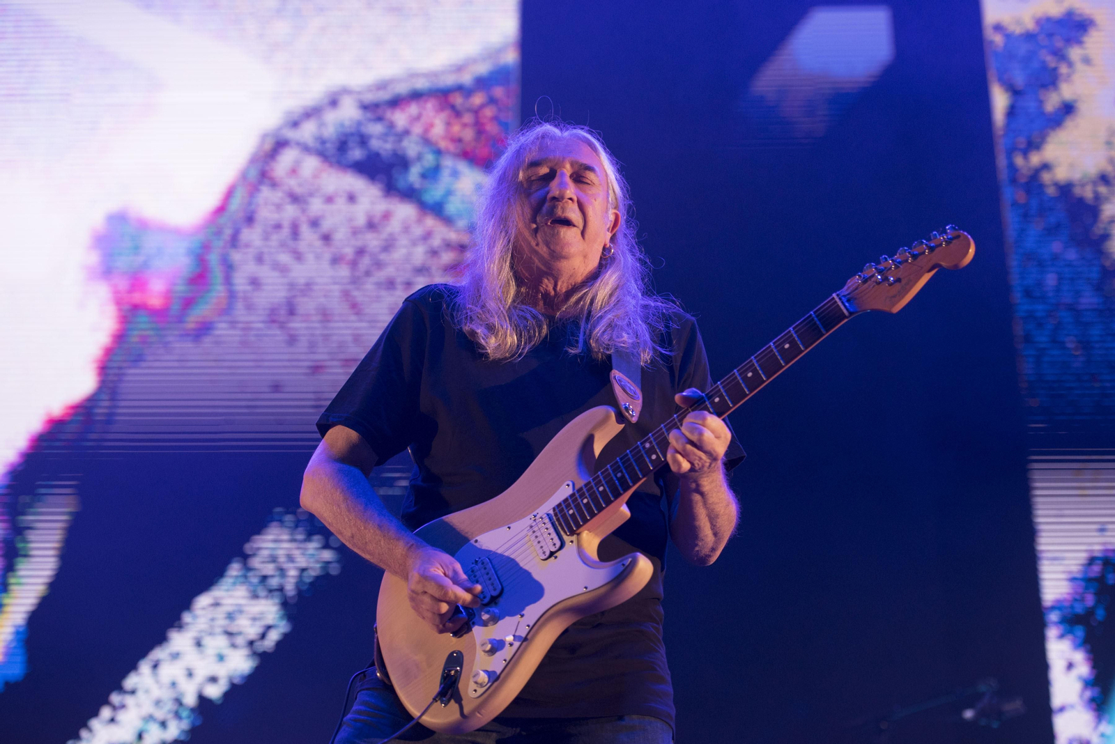 Rosendo Mercado, en un momento de su concierto de ayer en Granada.