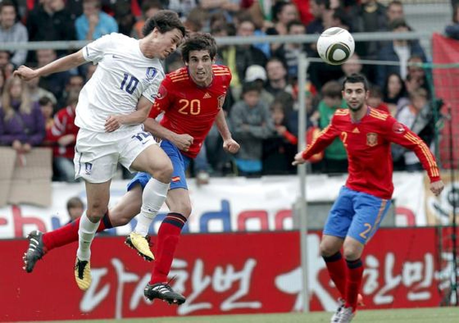 España sufre para superar a Corea en su penúltimo amistoso antes de viajar a Sudáfrica. / EFE