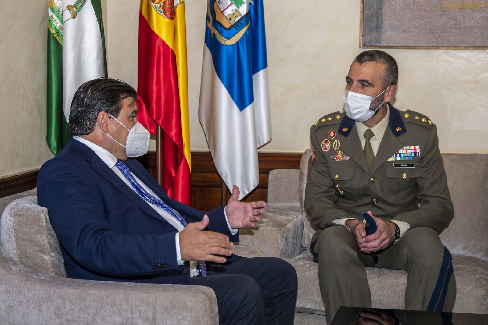 El alcalde de Huelva y el coronel Salom durante la recepción en el ayuntamiento.