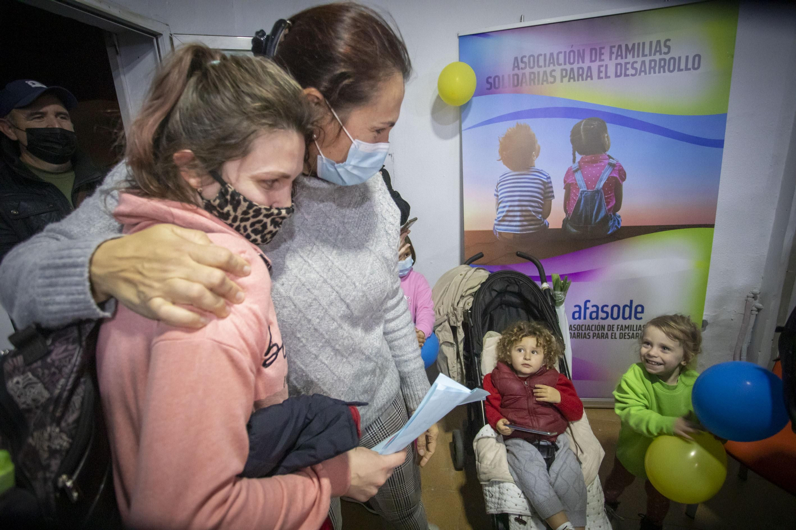 Imágenes del recibimiento en Chiclana a un grupo de refugiados ucranianos