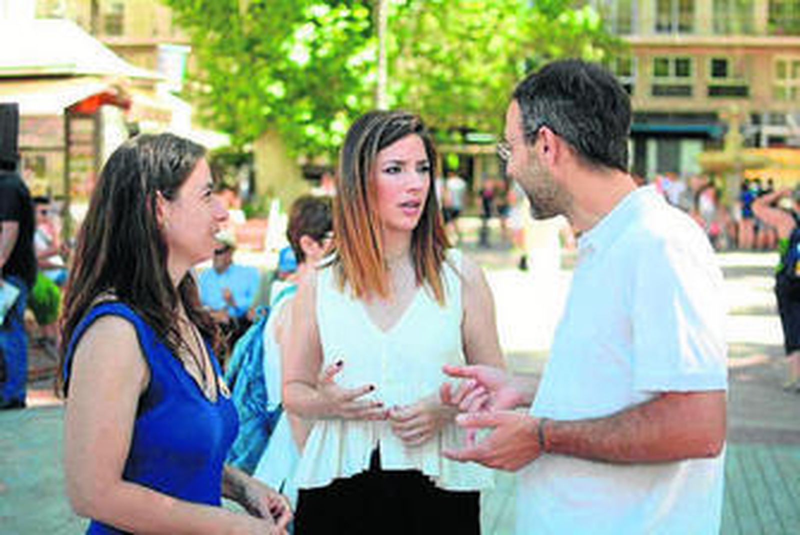 Marta Gutiérrez, Ana Terrón y Alberto Matarán charlan en la Plaza del Campillo.