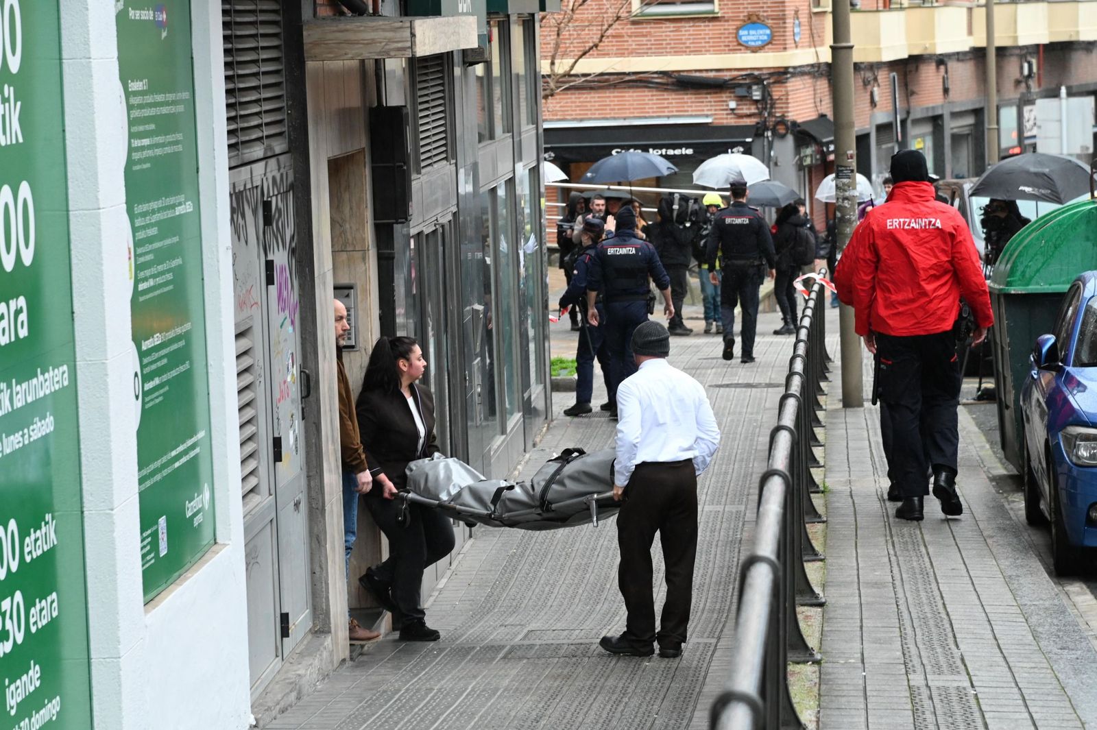Traslado del cadáver del hombre asesinado por su pareja en Bilbao.