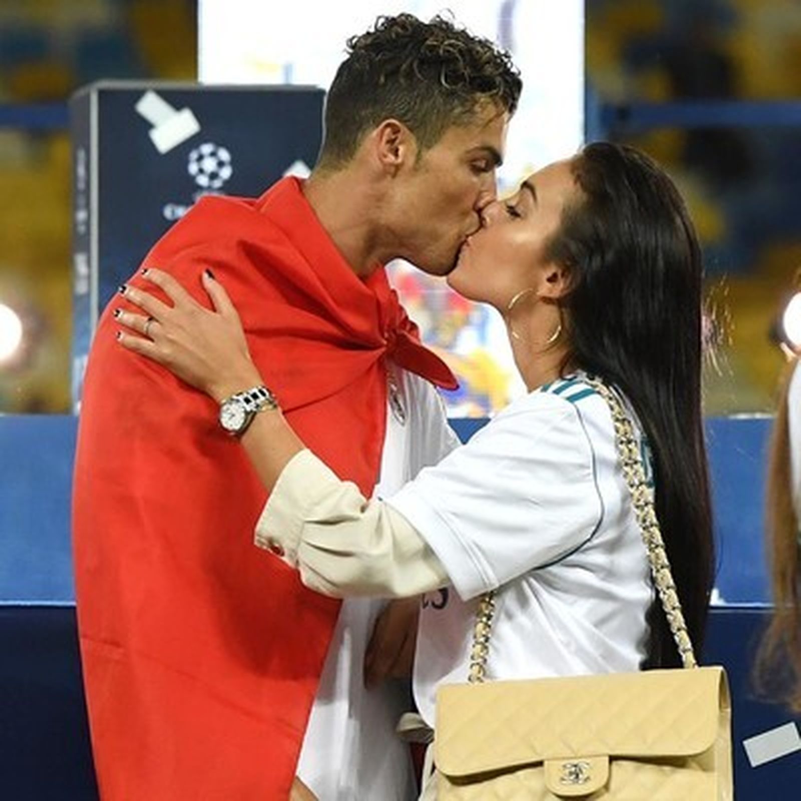 Apasionado beso de Ronaldo y Geogina, una de las parejas 'en capilla'.
