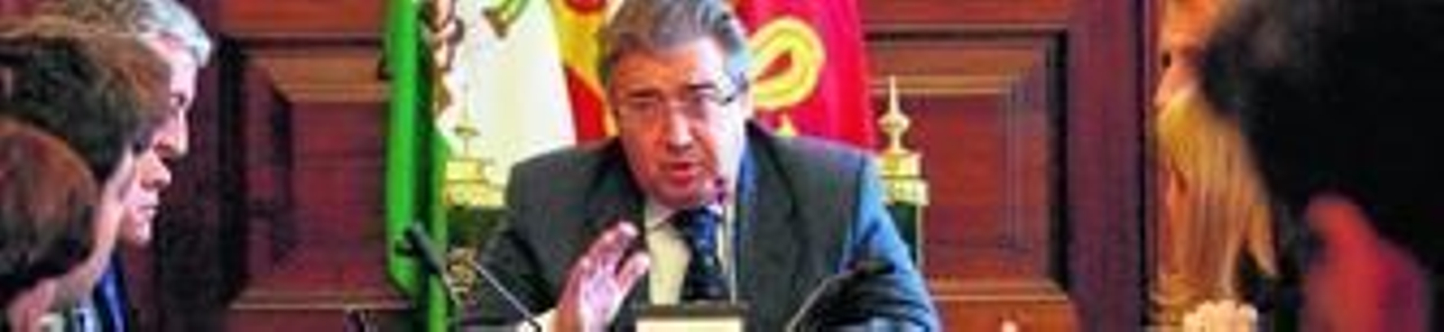 El alcalde, Juan Ignacio  Zoido, durante la reunión que mantuvo ayer con los once delegados de distrito para coordinar la atención a los barrios durante la huelga.