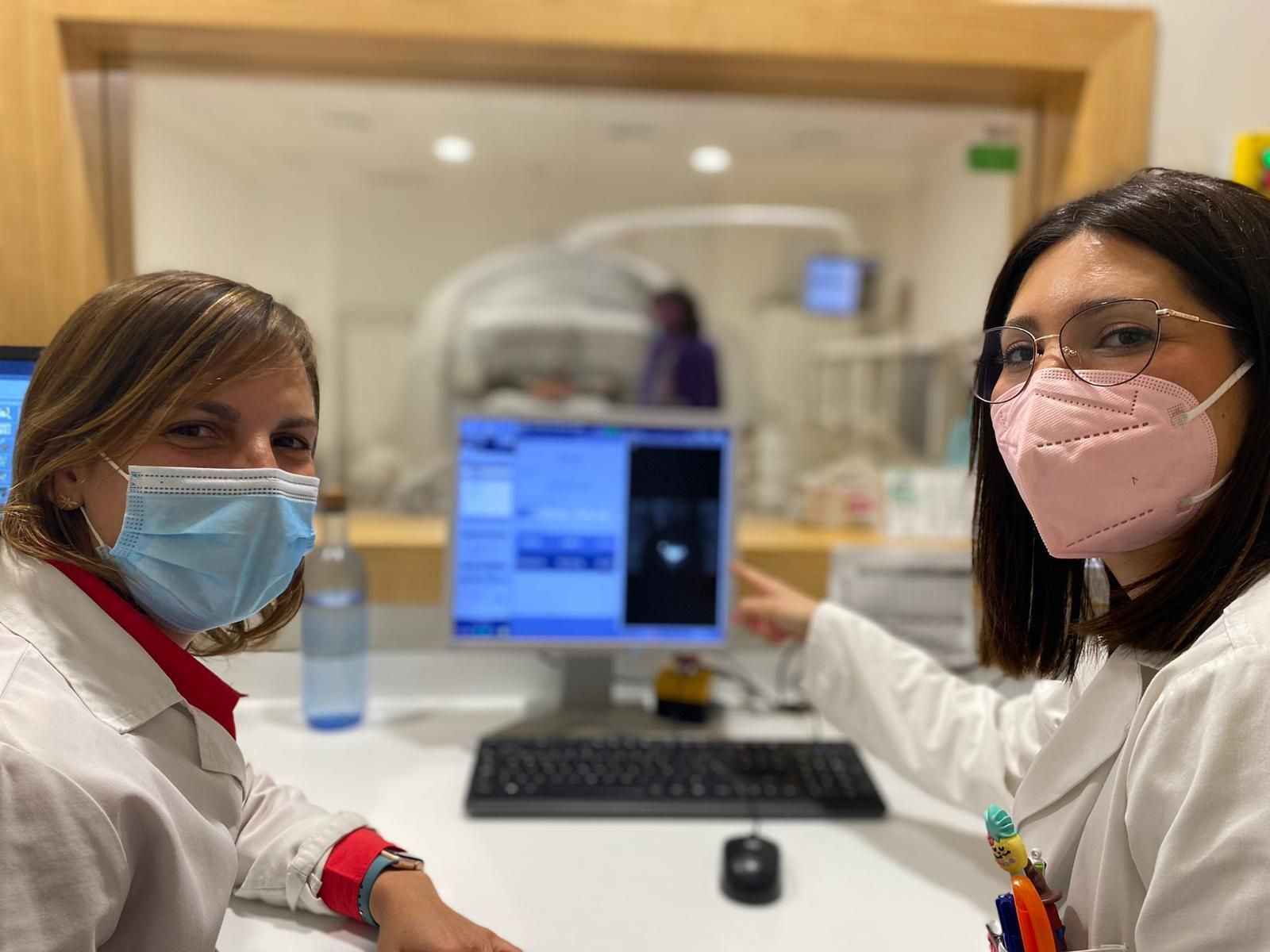 Las profesionales del Reina Sofía en una intervención de ganglio centinela.