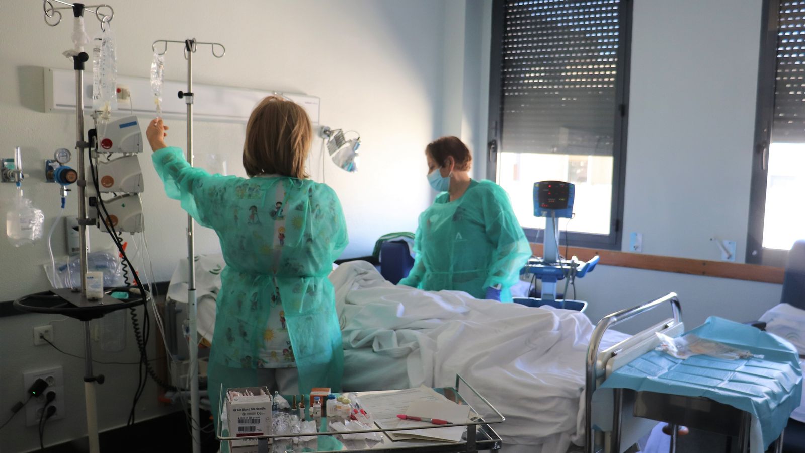 Enfermeras de Hematología atienden a una paciente durante el autotraspante.