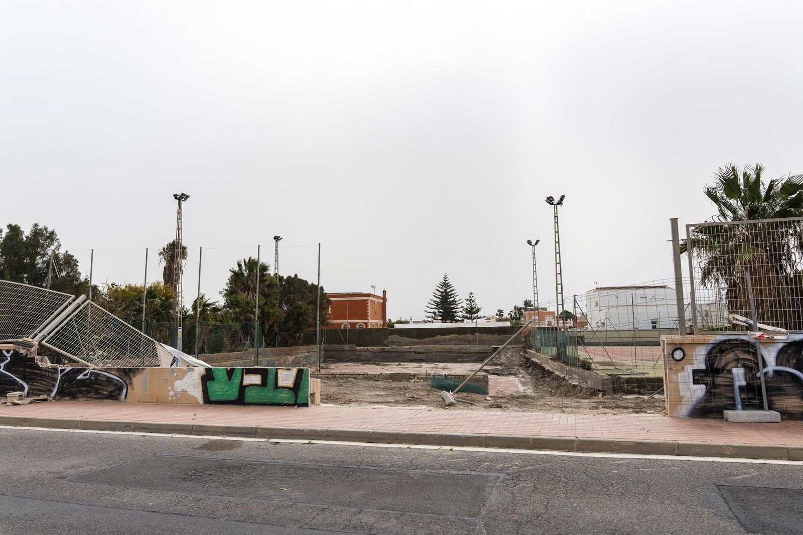 Las pistas deportivas y piscina de Costacabana, en imágenes