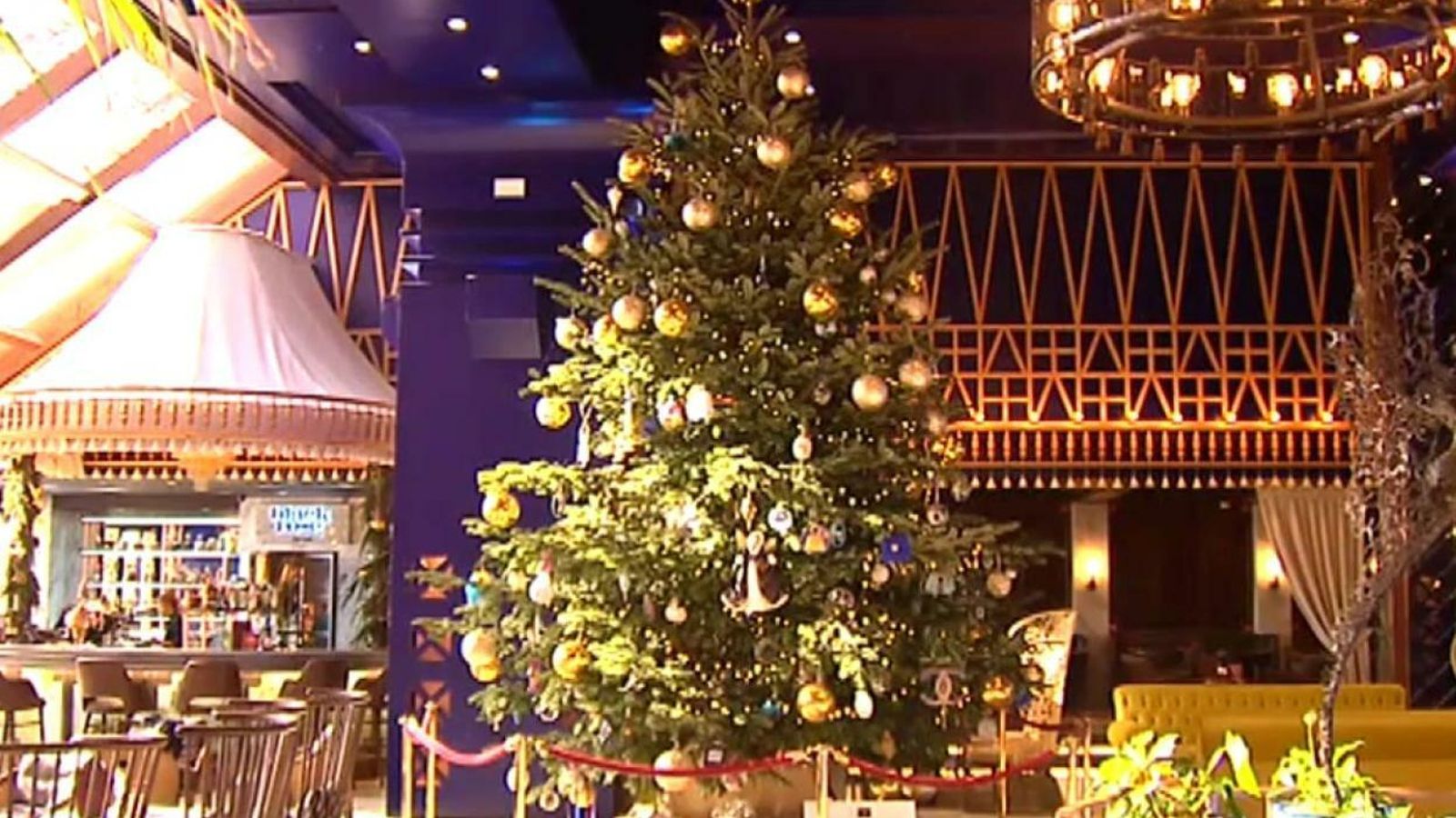 El árbol de Navidad, valorado en 11,9 millones, en la entrada del hotel de Estepona.