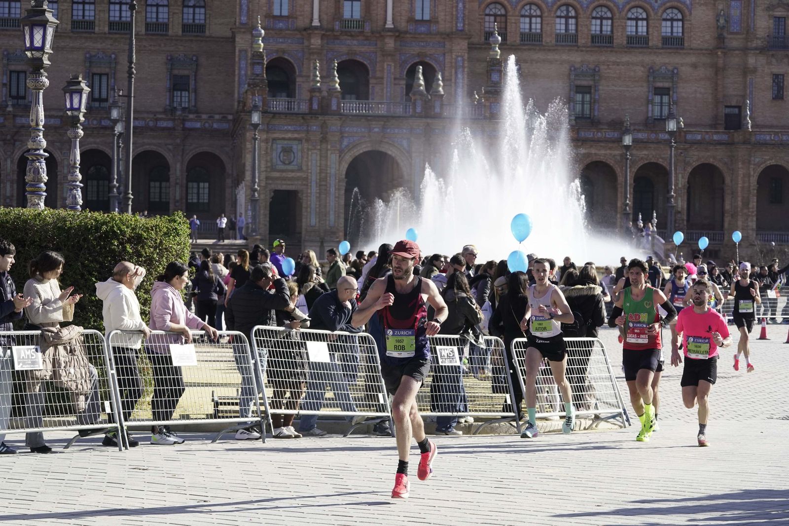 El Zúrich Maraton de Sevilla 2026 en la Plaza de España, galería 1