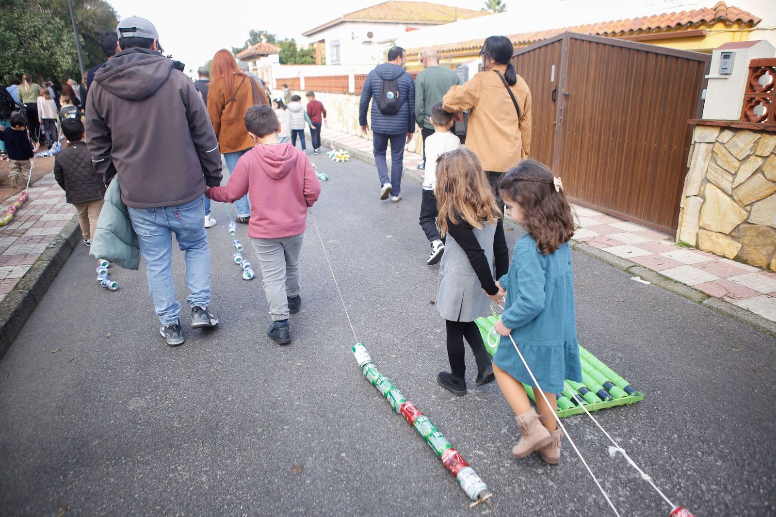 Búscate en las fotos del arrastre de latas 2026 en Los Barrios