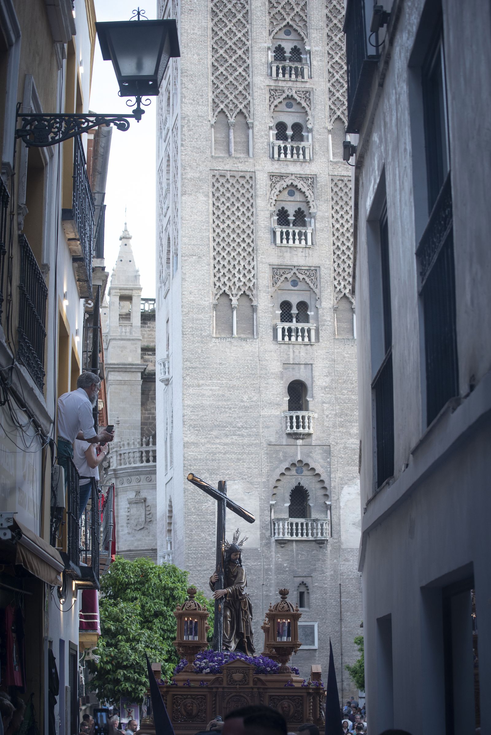 La procesión del Cristo de la Corona, en imágenes