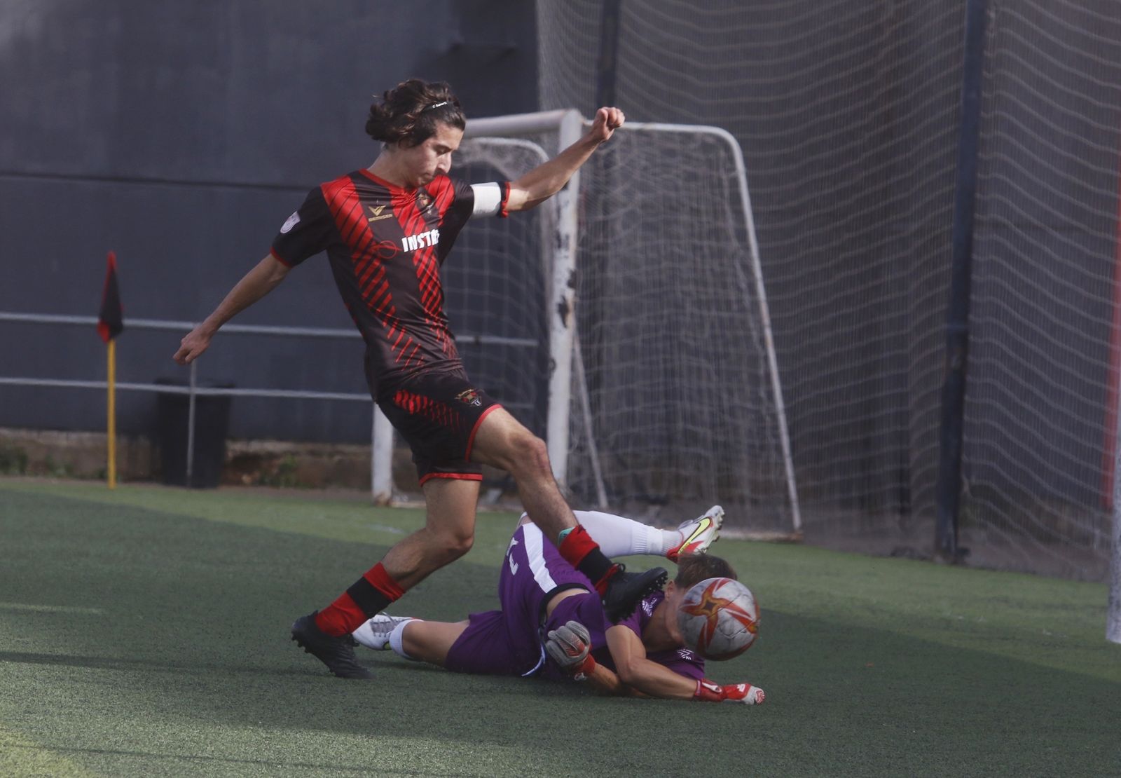 Espinar pelea un balón con el portero rival.