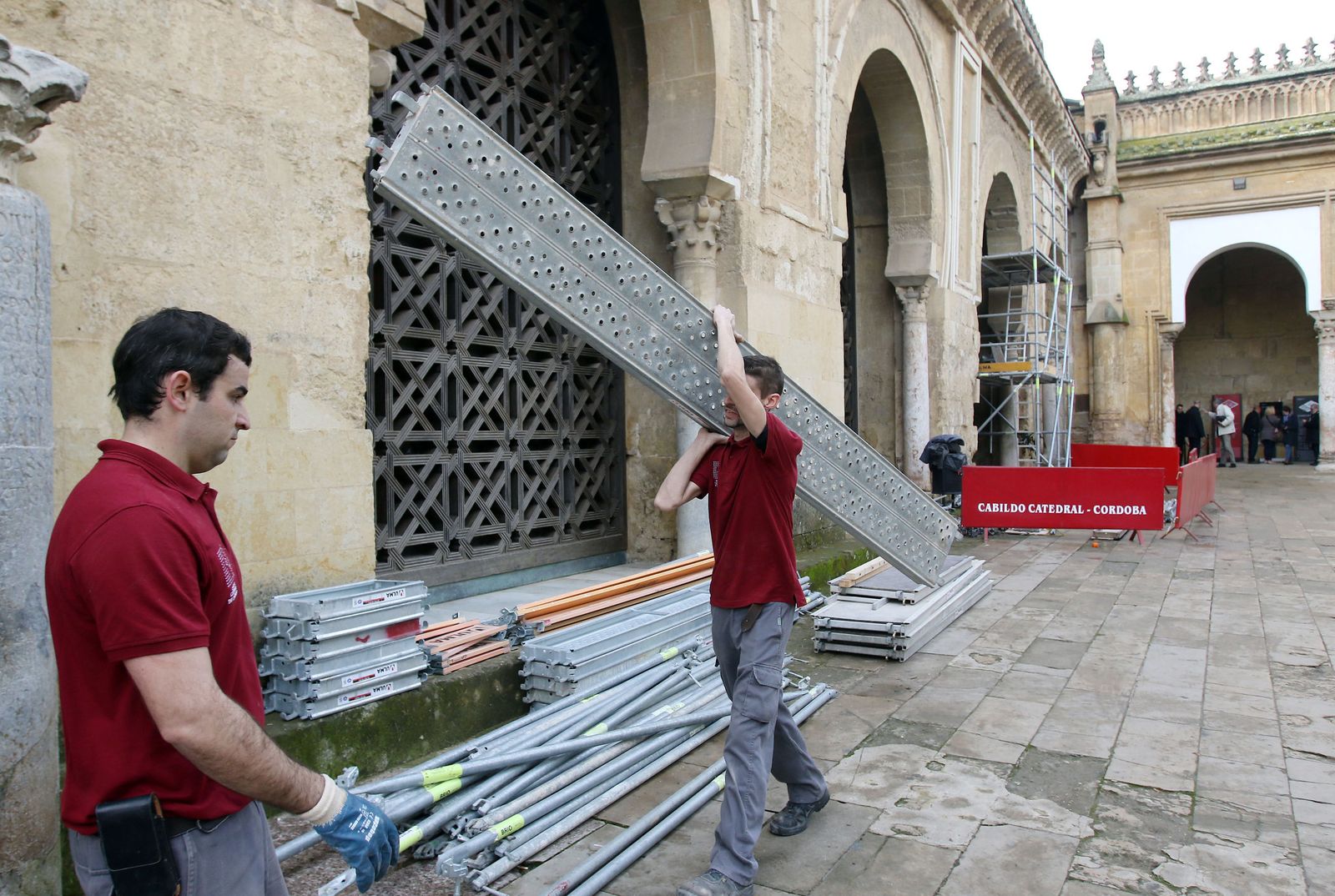 Preparativos de los andamios para la retirada de la celosía de la Mezquita-Catedral.