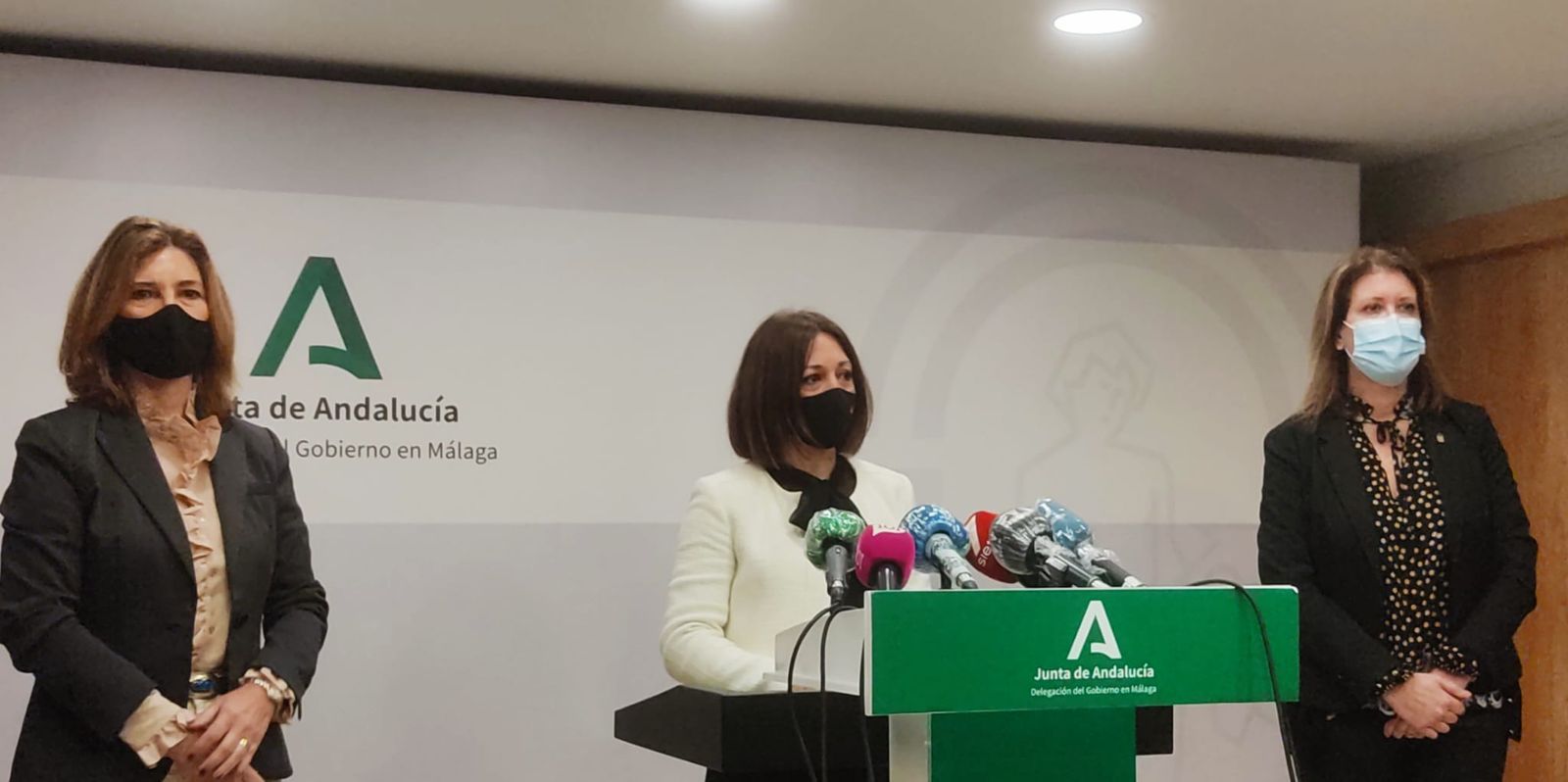 Patricia Navarro, en el centro de la imagen, en una rueda de prensa.