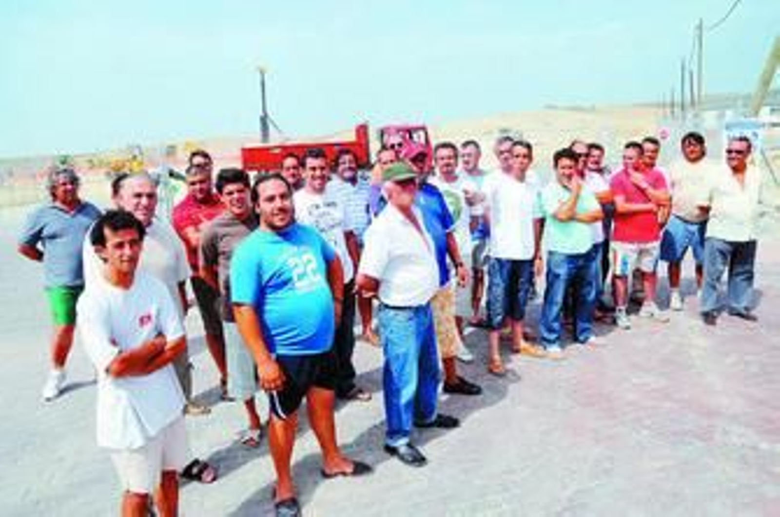 El grupo de parados, ayer por la mañana, ante el acceso a las obras de Ikea.