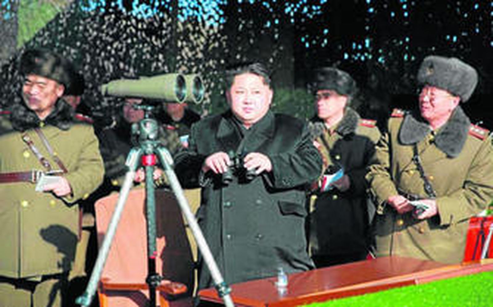 El líder norcoreano Kim Jong-un (c) observa un concurso de artillería militar el pasado miércoles.